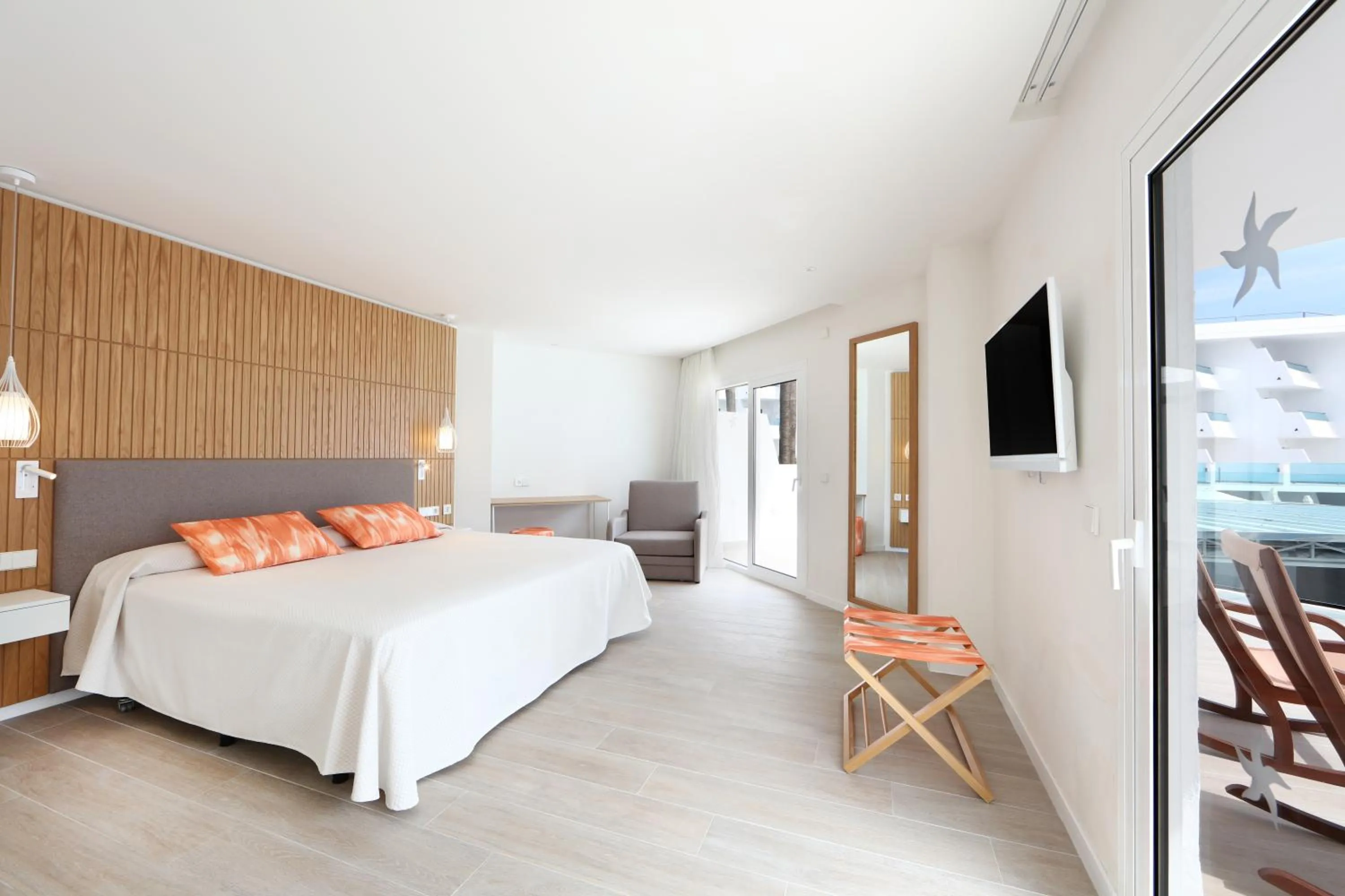 Bedroom, Bed in Iberostar Waves Playa de Muro