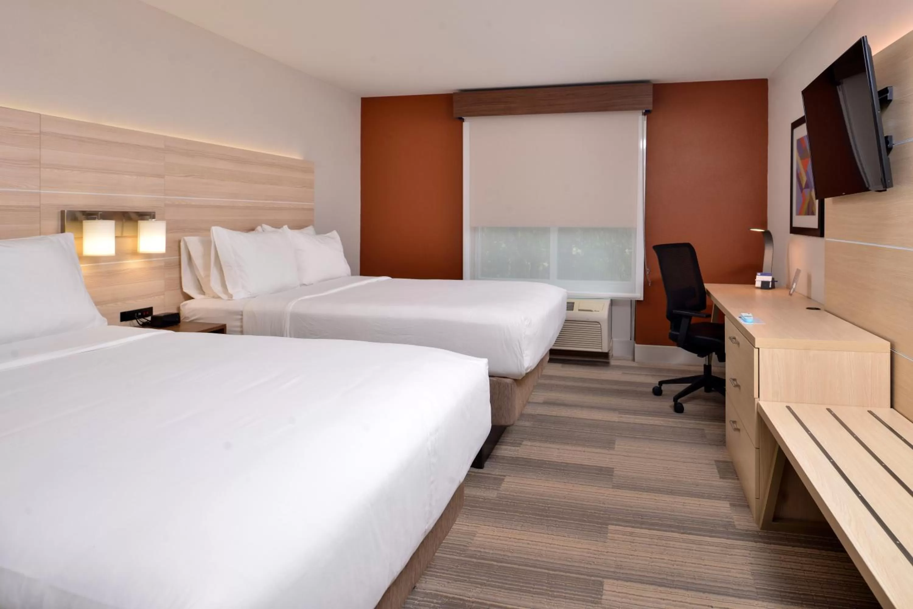 Photo of the whole room, Bed in Holiday Inn Express Hotel & Suites Cincinnati - Mason by IHG