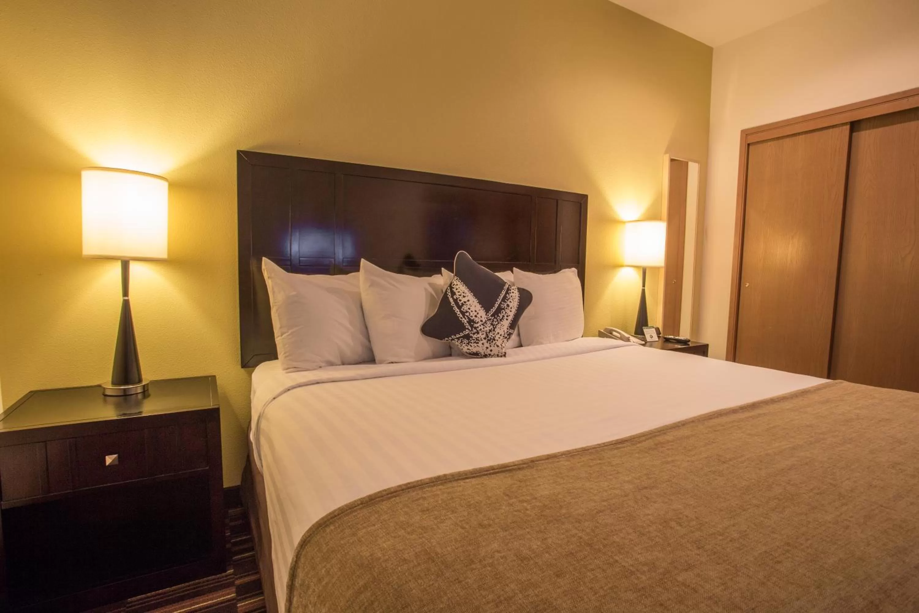 Bedroom, Bed in Inn at Wecoma