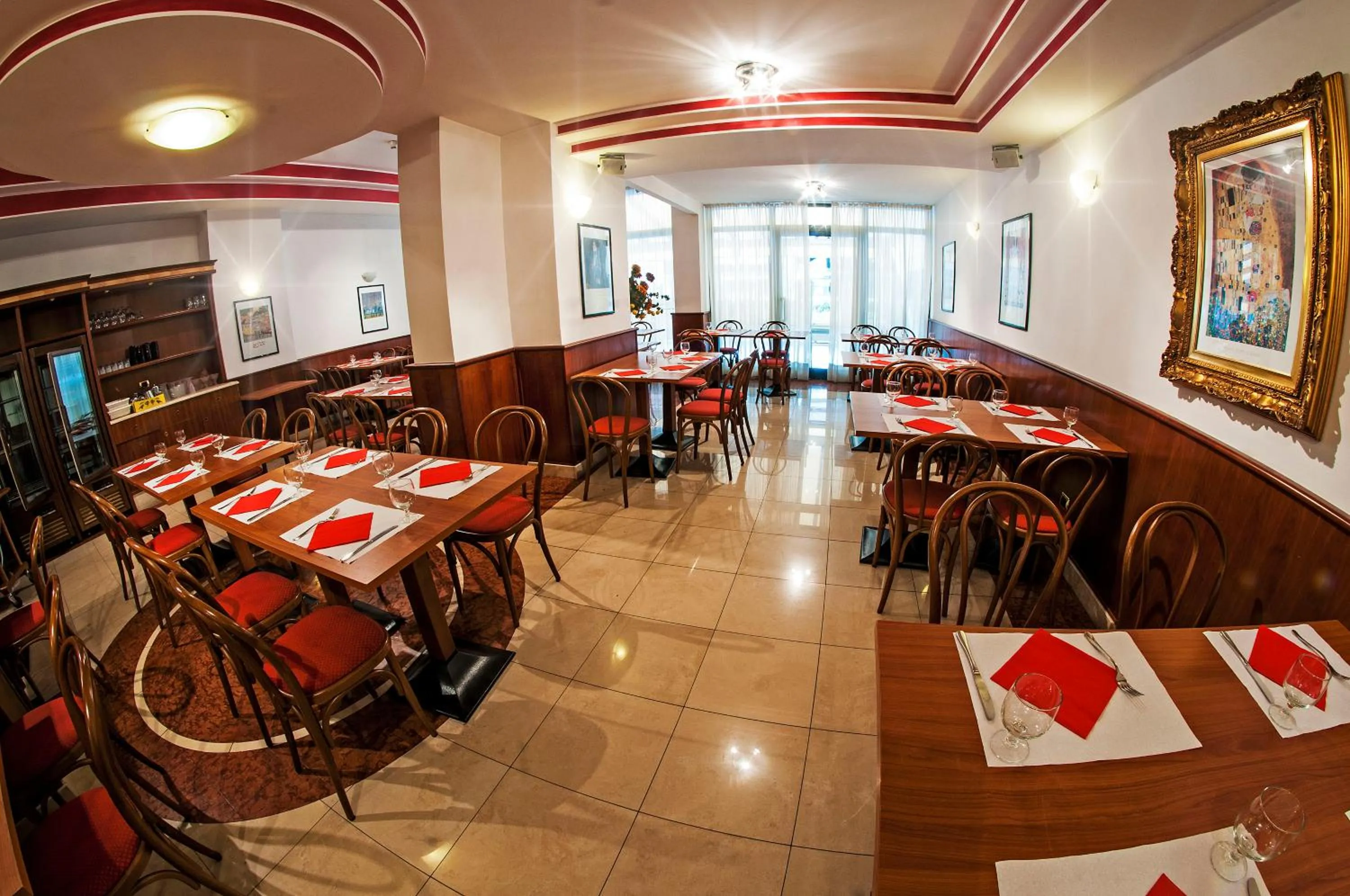 Restaurant/places to eat in Hotel Primo
