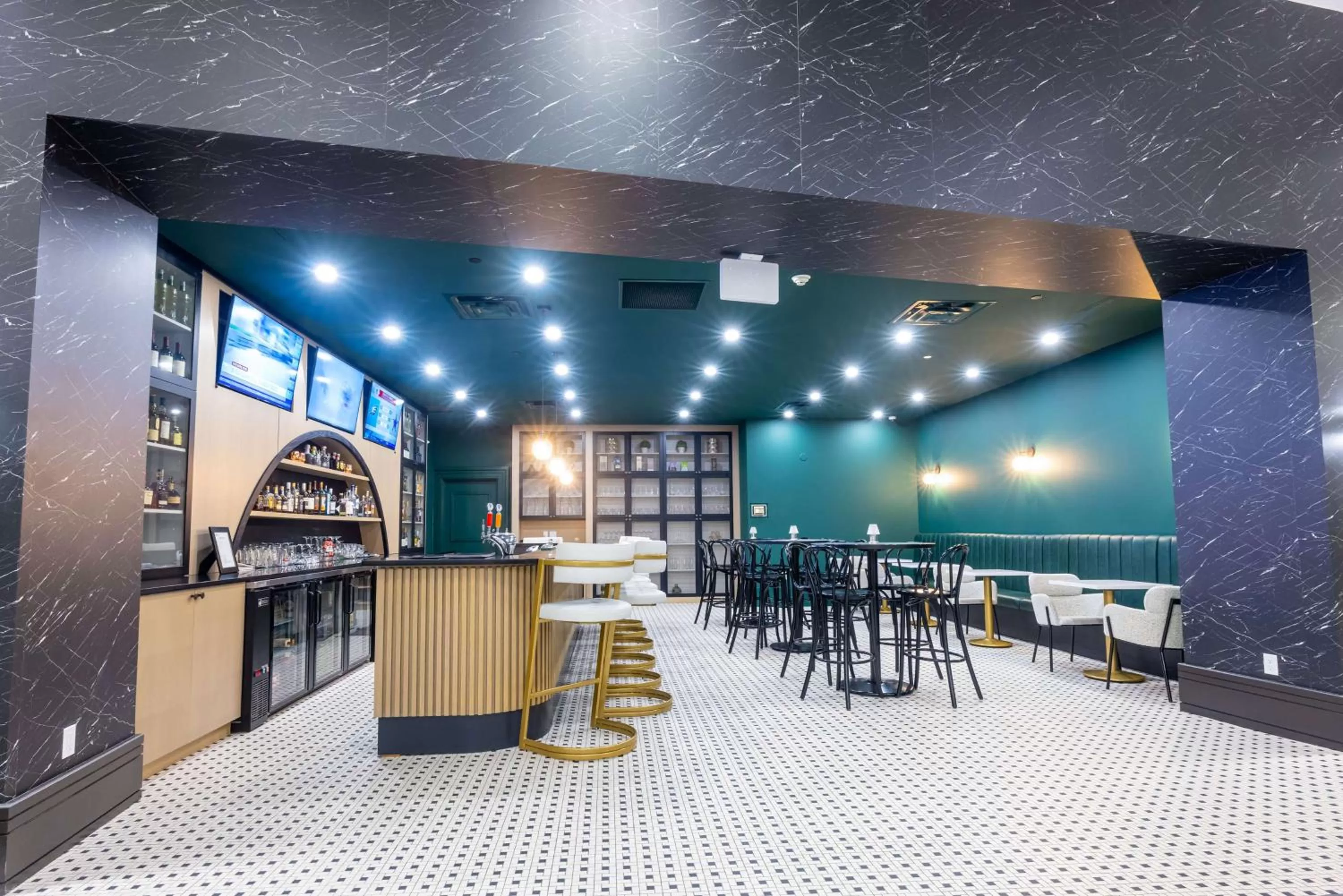 Lounge or bar in DoubleTree by Hilton Calgary North