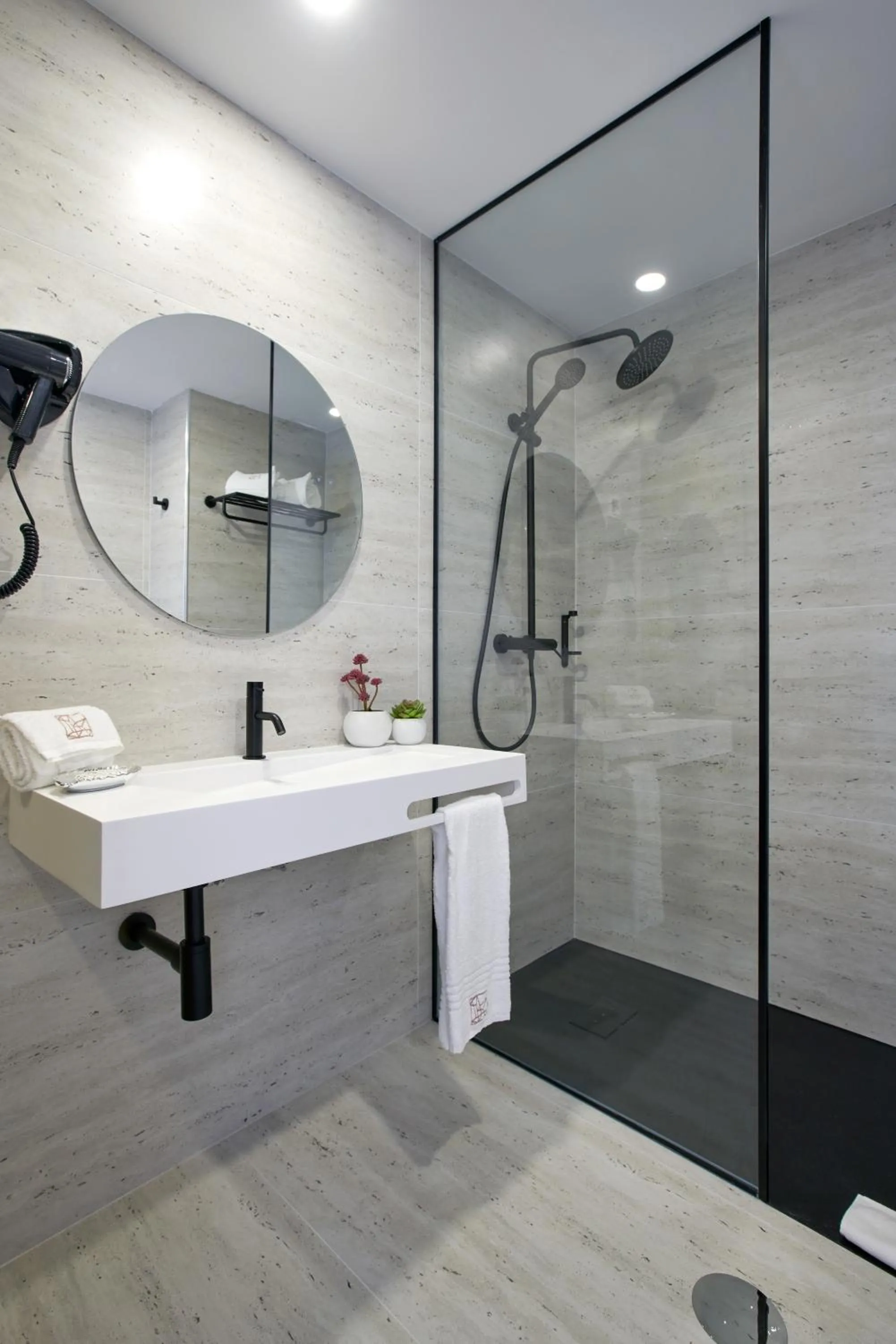 Shower in Hotel Moutados