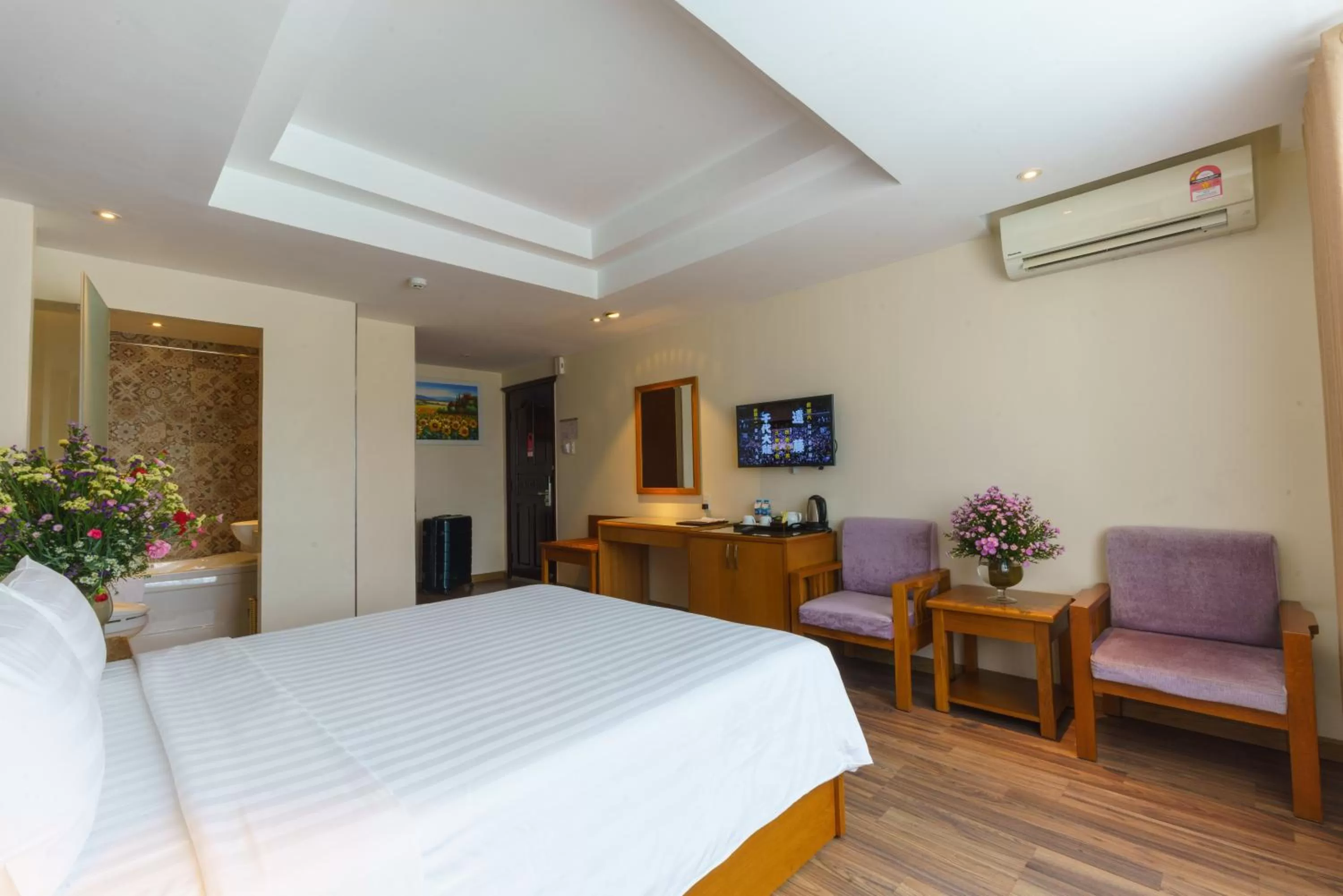 Photo of the whole room, Bed in Roseland Corp Hotel