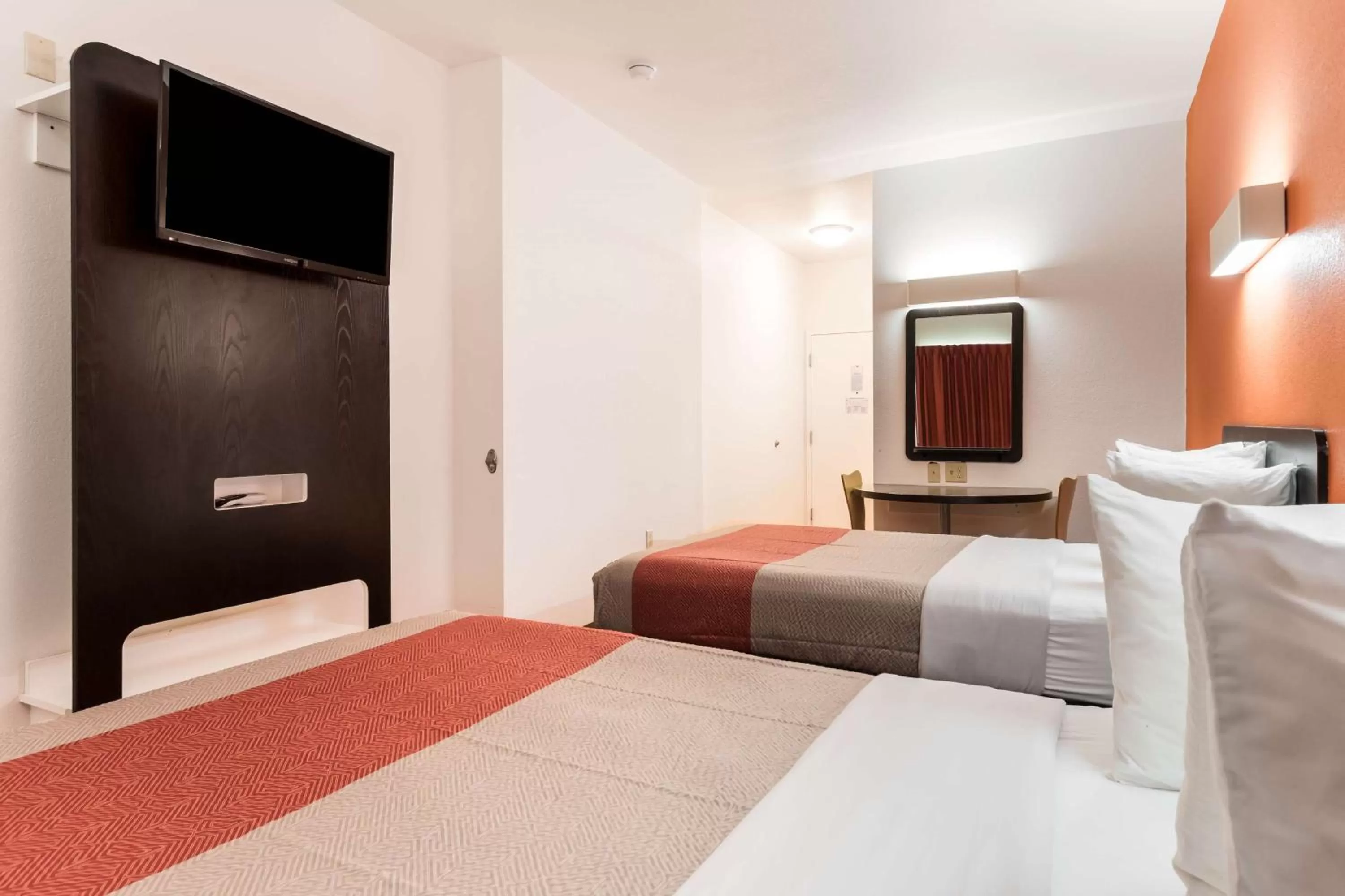 Photo of the whole room, Bed in Motel 6 Wilkes Barre Arena