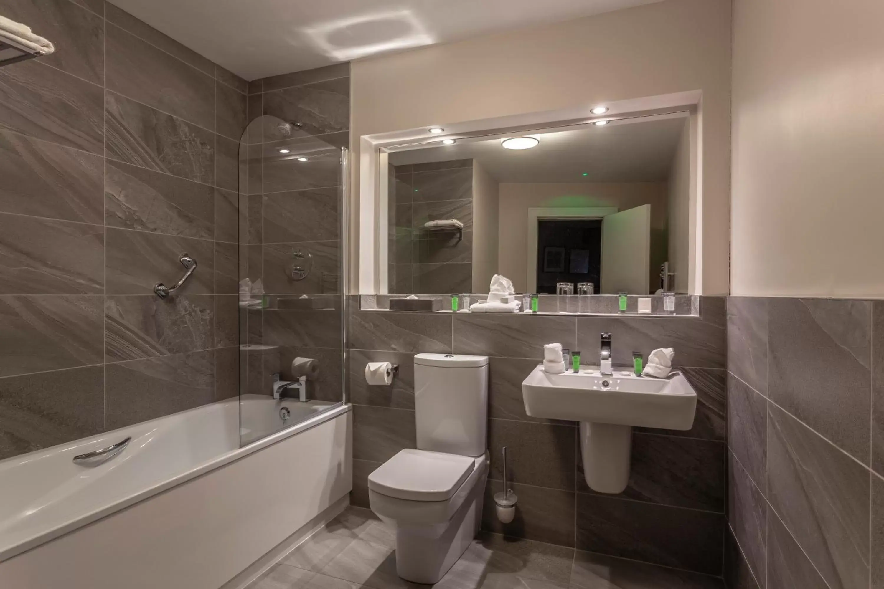 Superior Twin Room in Glenroyal Hotel Superior Twin Room in Glenroyal Hotel