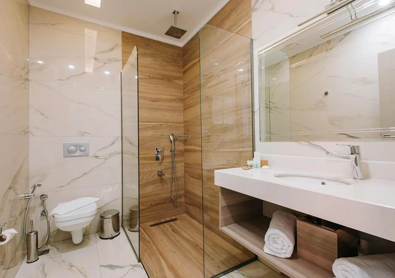 Shower in Peerless Villas Hotel