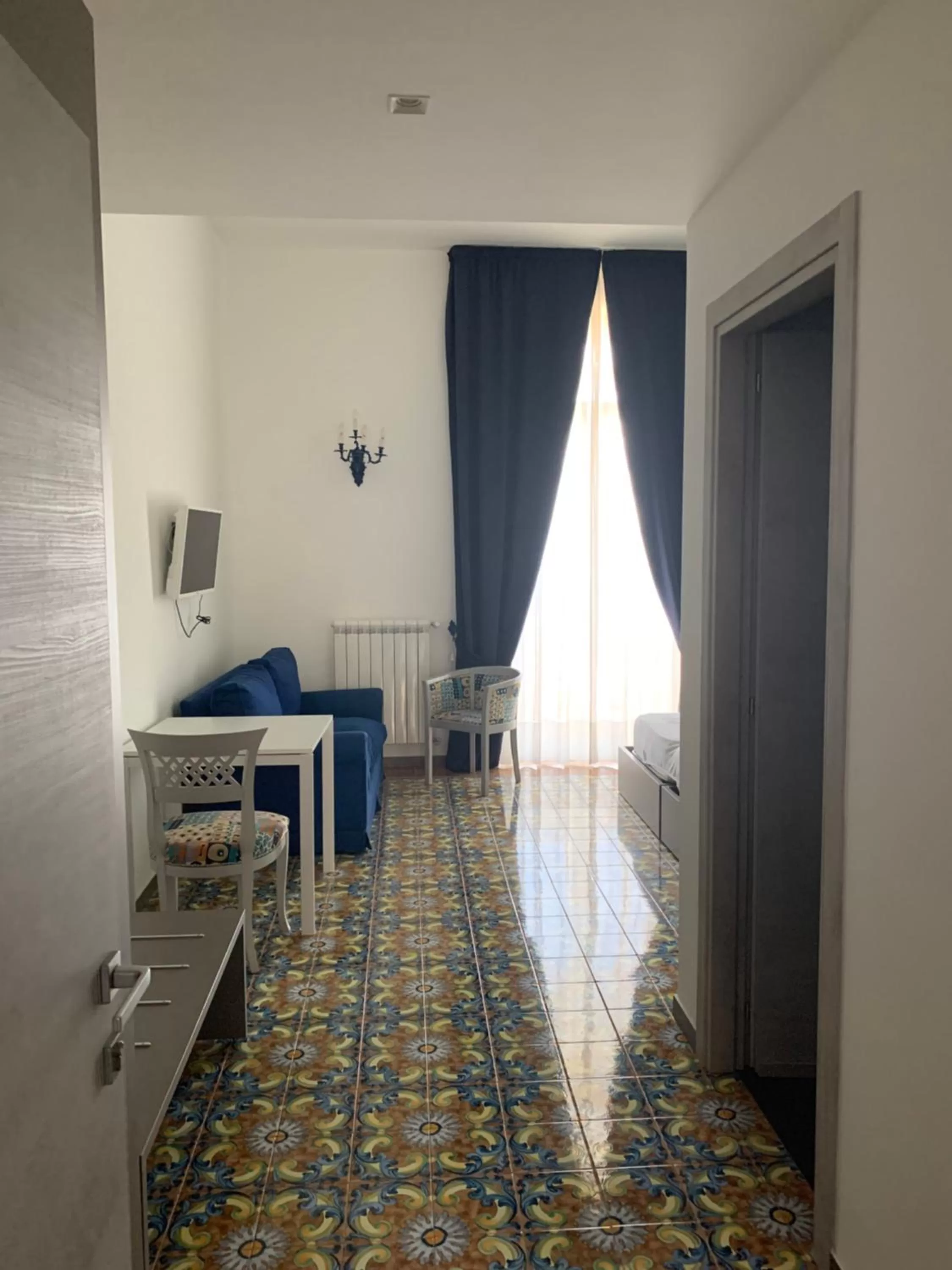 Photo of the whole room, Seating Area in Specchio di Parthenope B&B