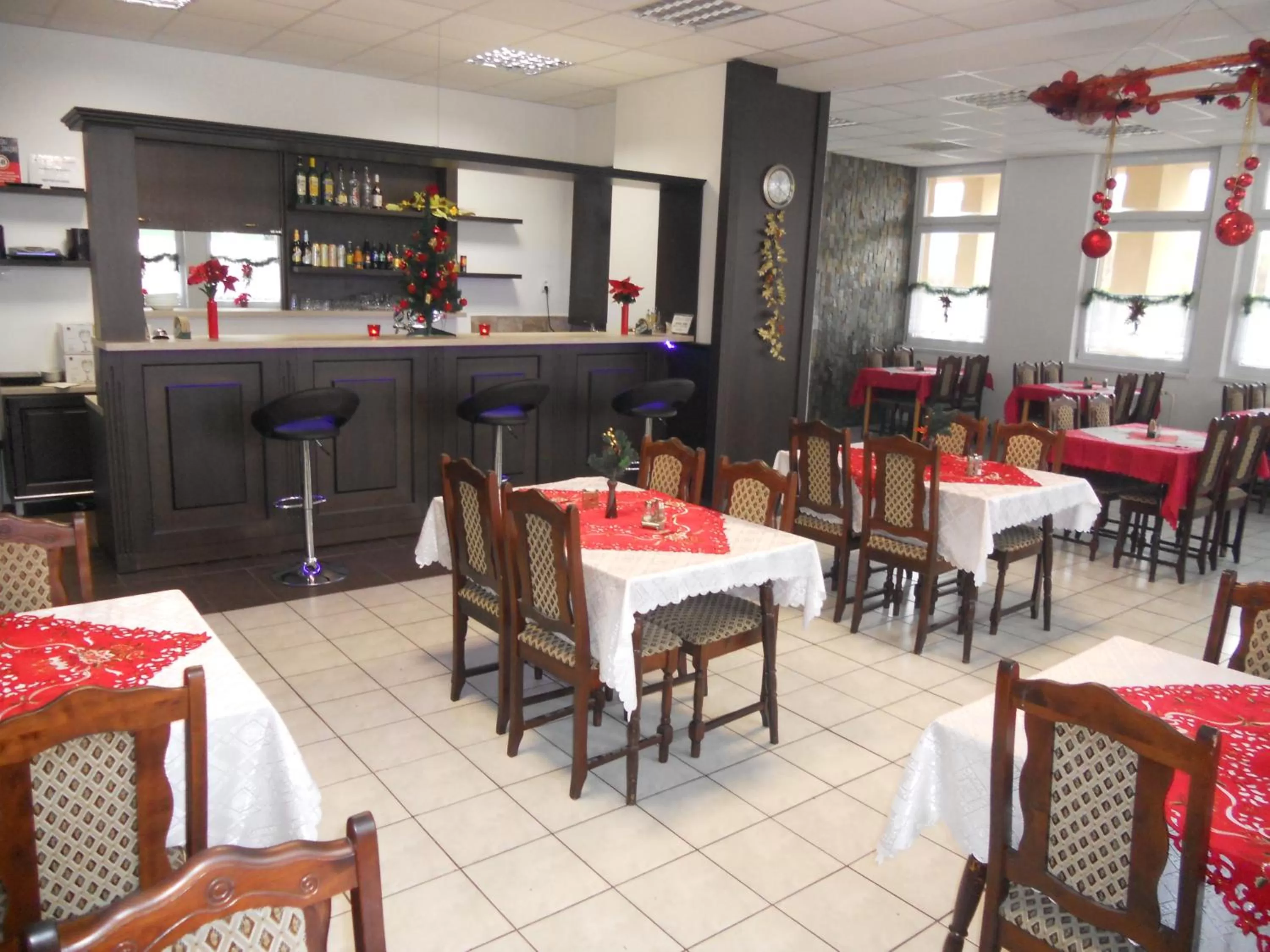 Restaurant/places to eat in Motel Madona