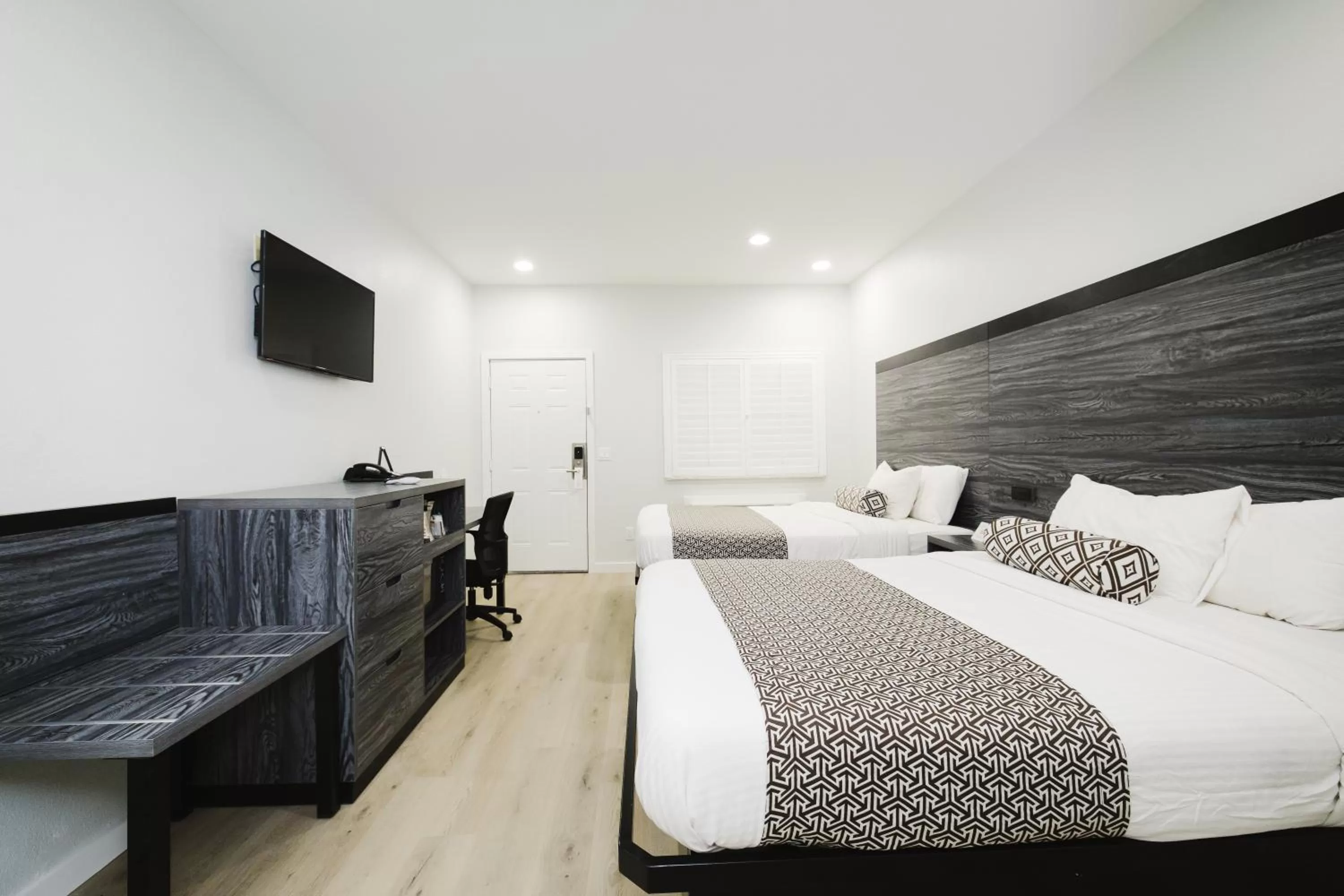 Bed in Sapphire Inn & Suites