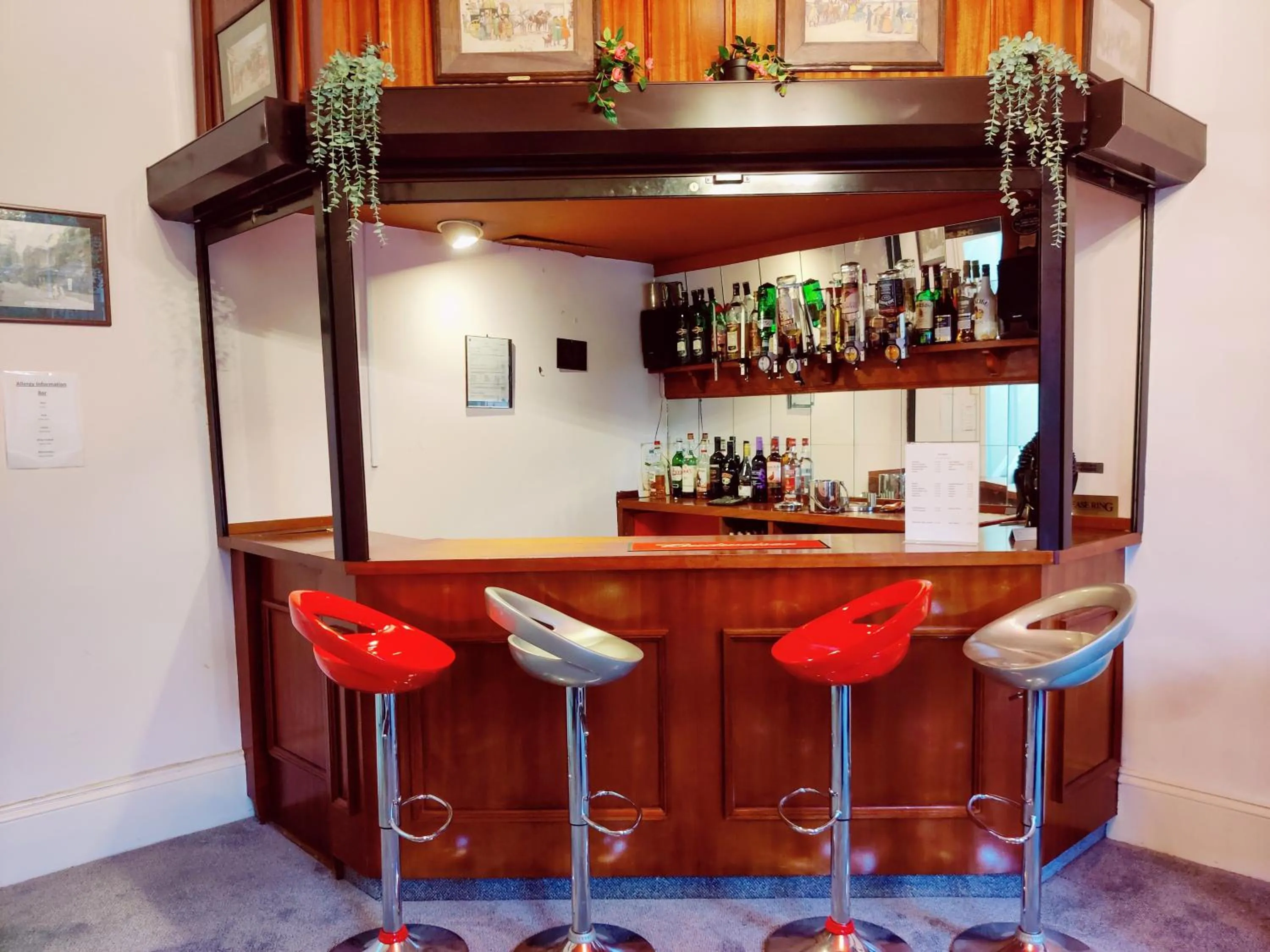 Lounge or bar in Wentworth House - Free Parking