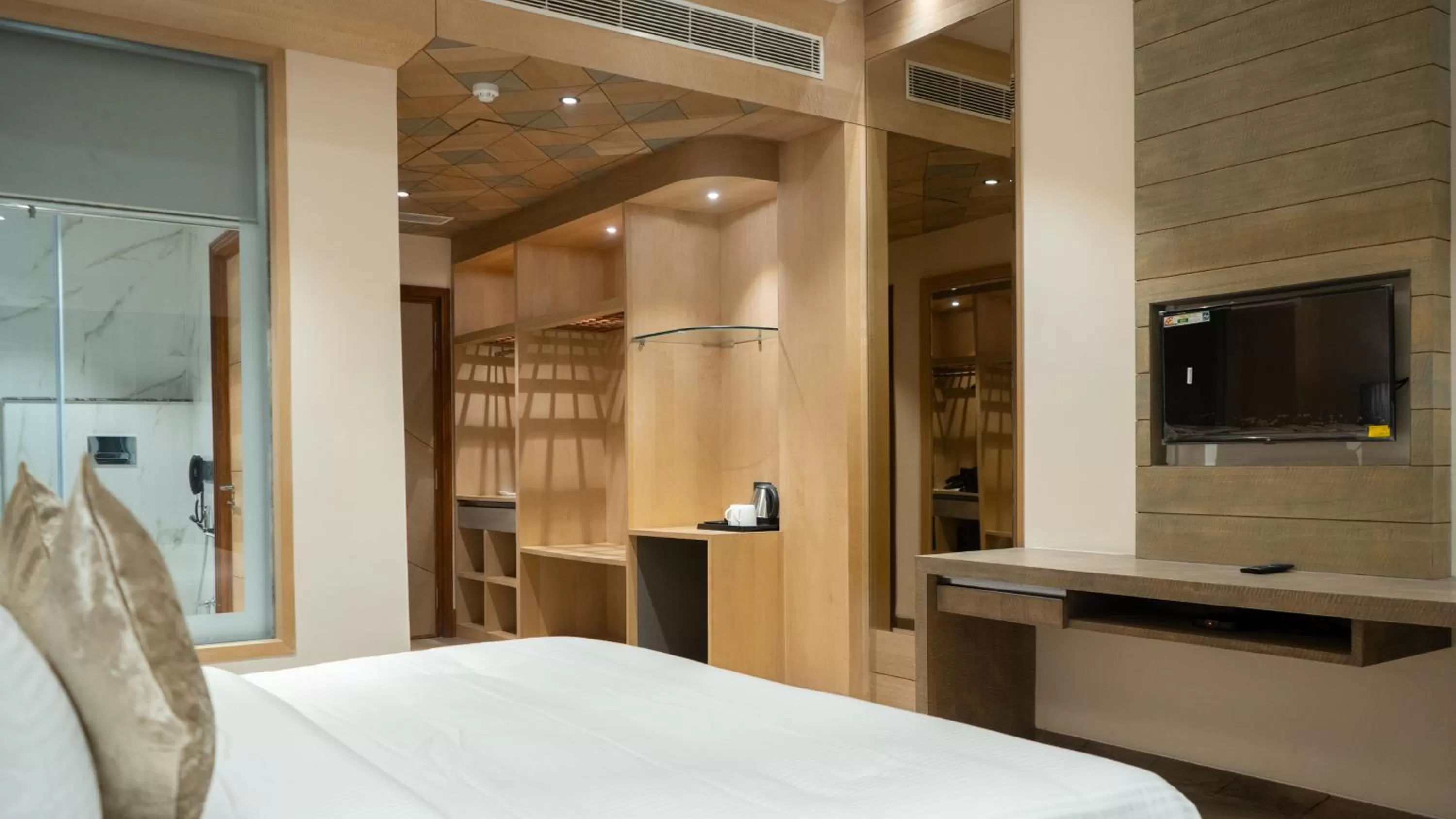 Bed in Clarks Inn Suites Kangra