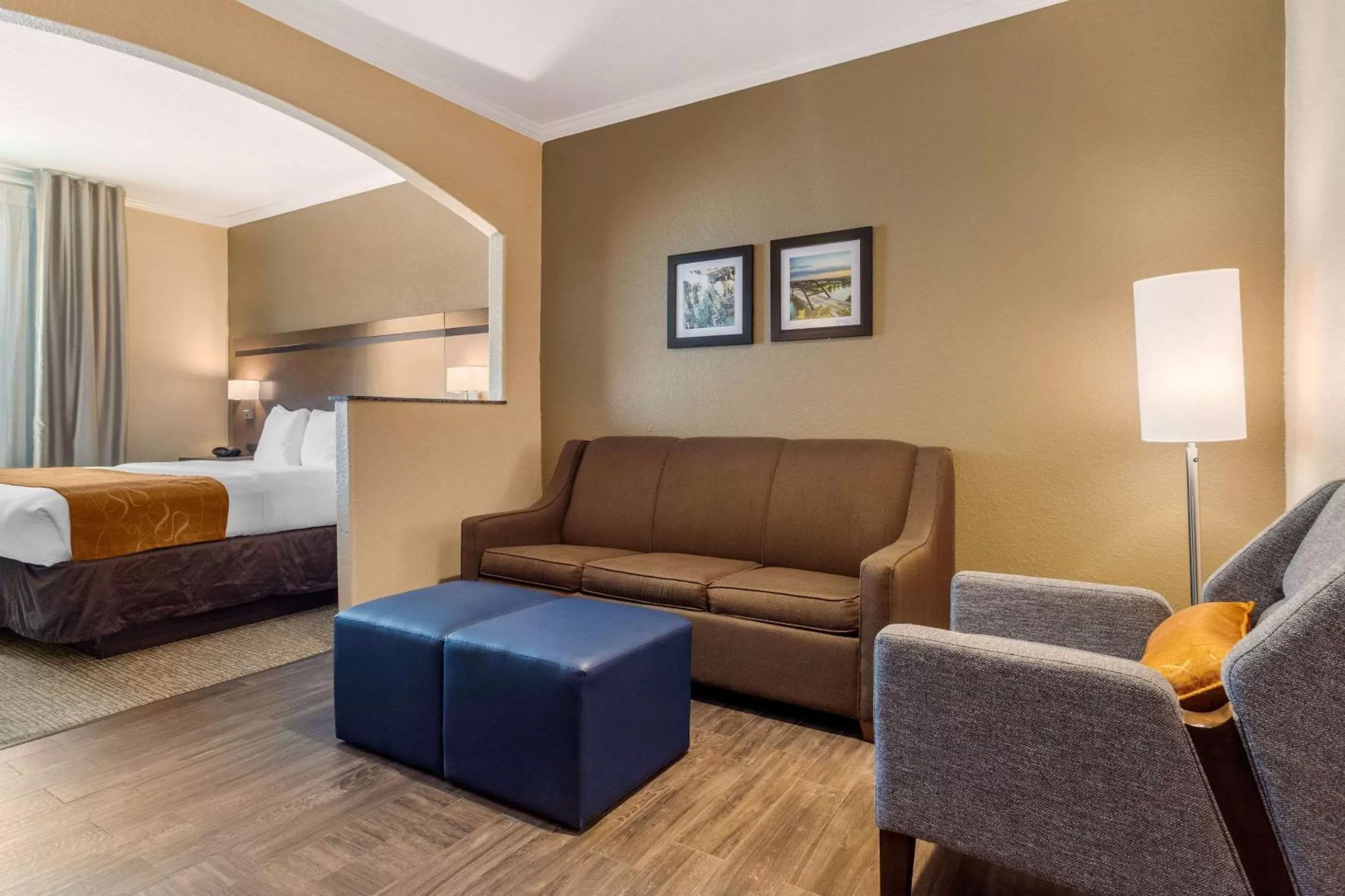 Photo of the whole room, Bed in Comfort Suites Baytown I - 10