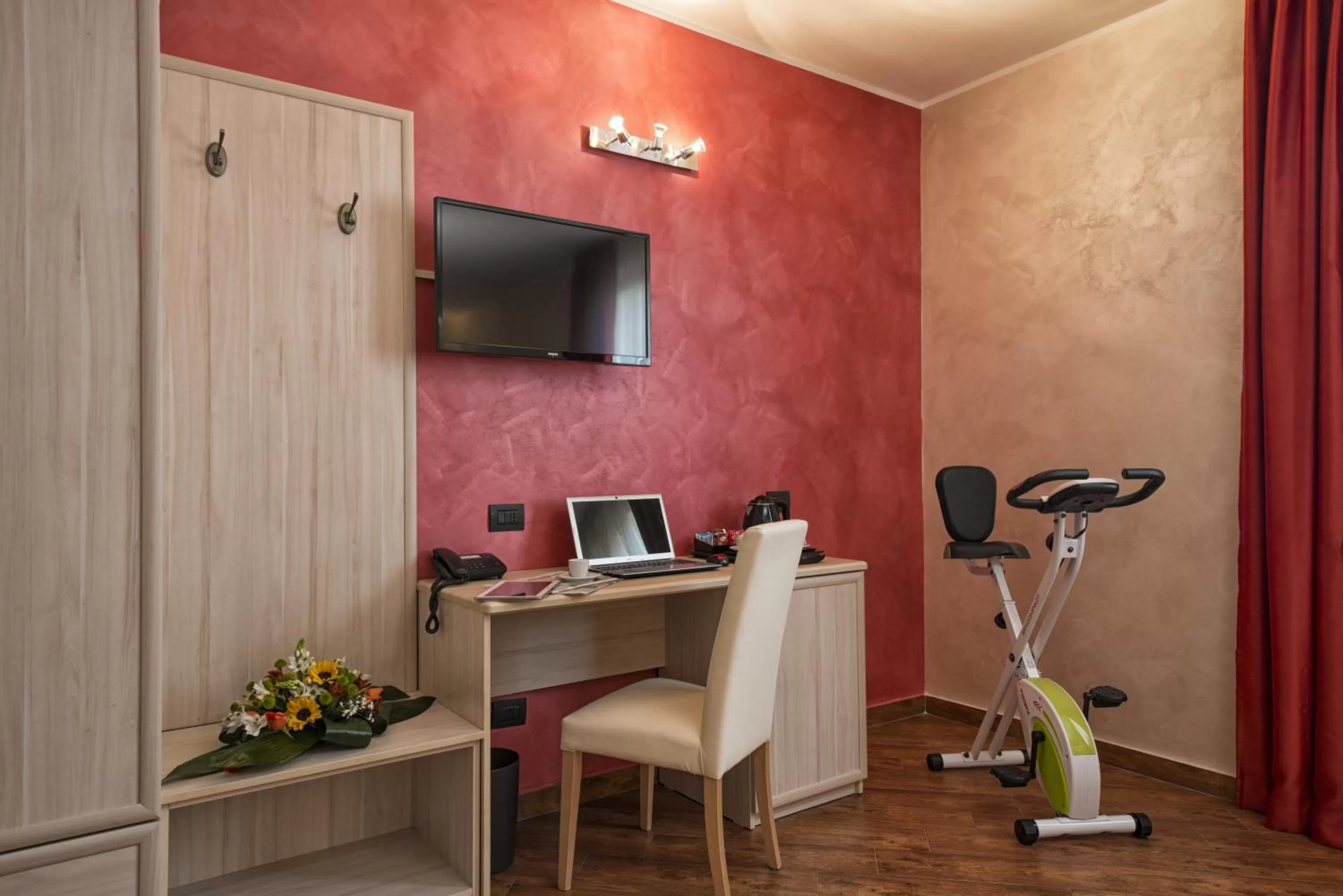 Fitness centre/facilities in Simon Hotel