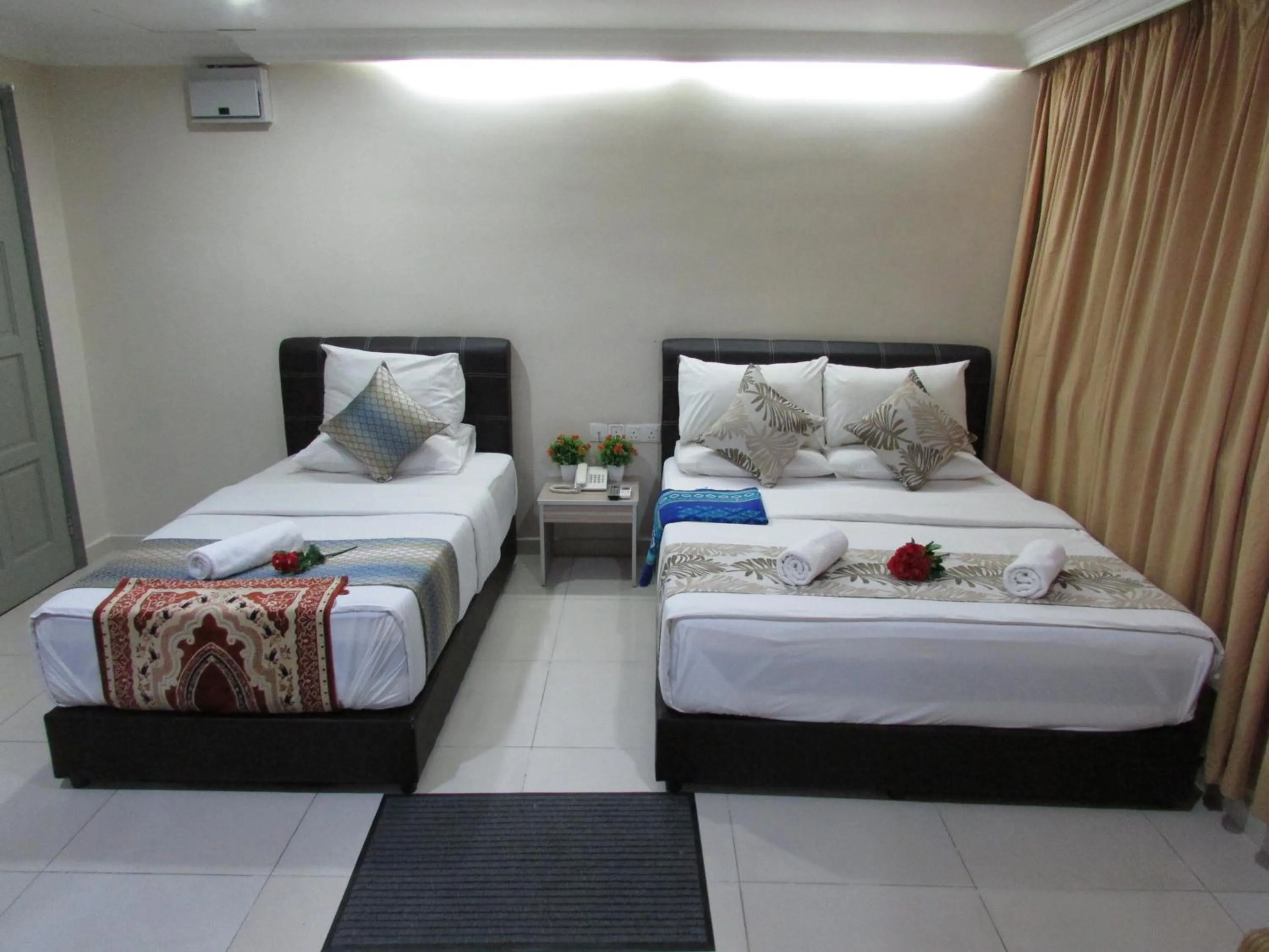 Bedroom, Bed in Safari Hotel