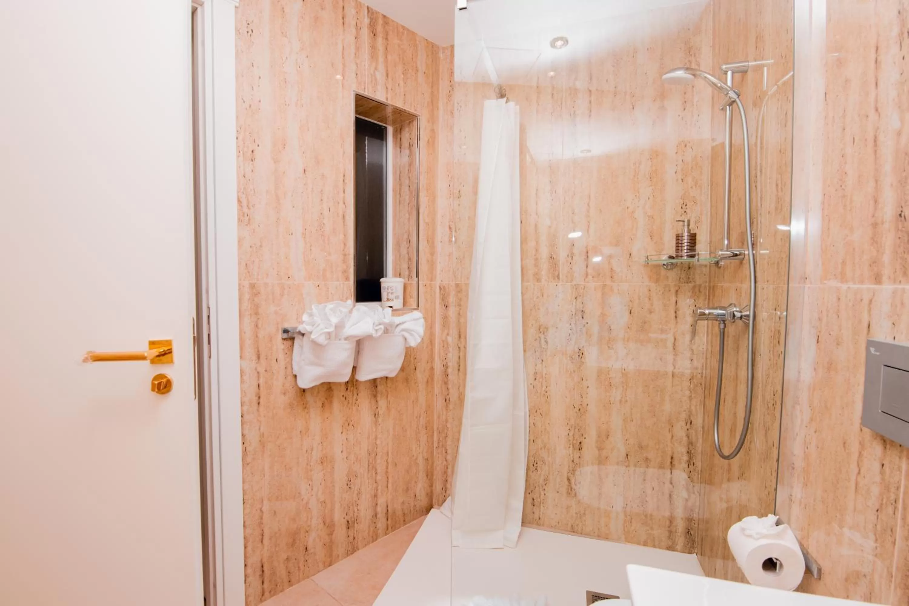 Shower in Giorgio Boutique Hotel