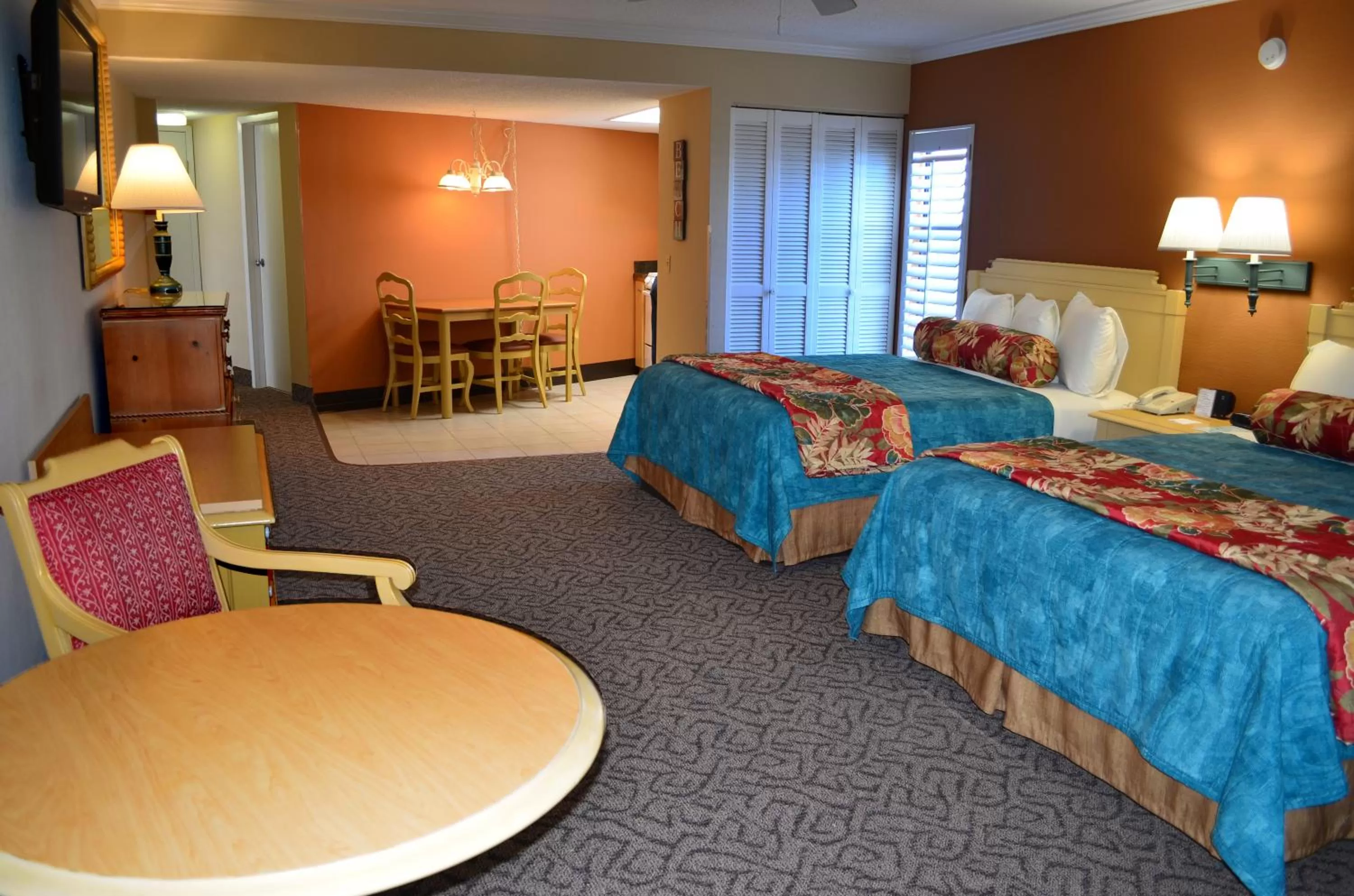 Kitchen or kitchenette, Bed in Sun Viking Lodge - Daytona Beach