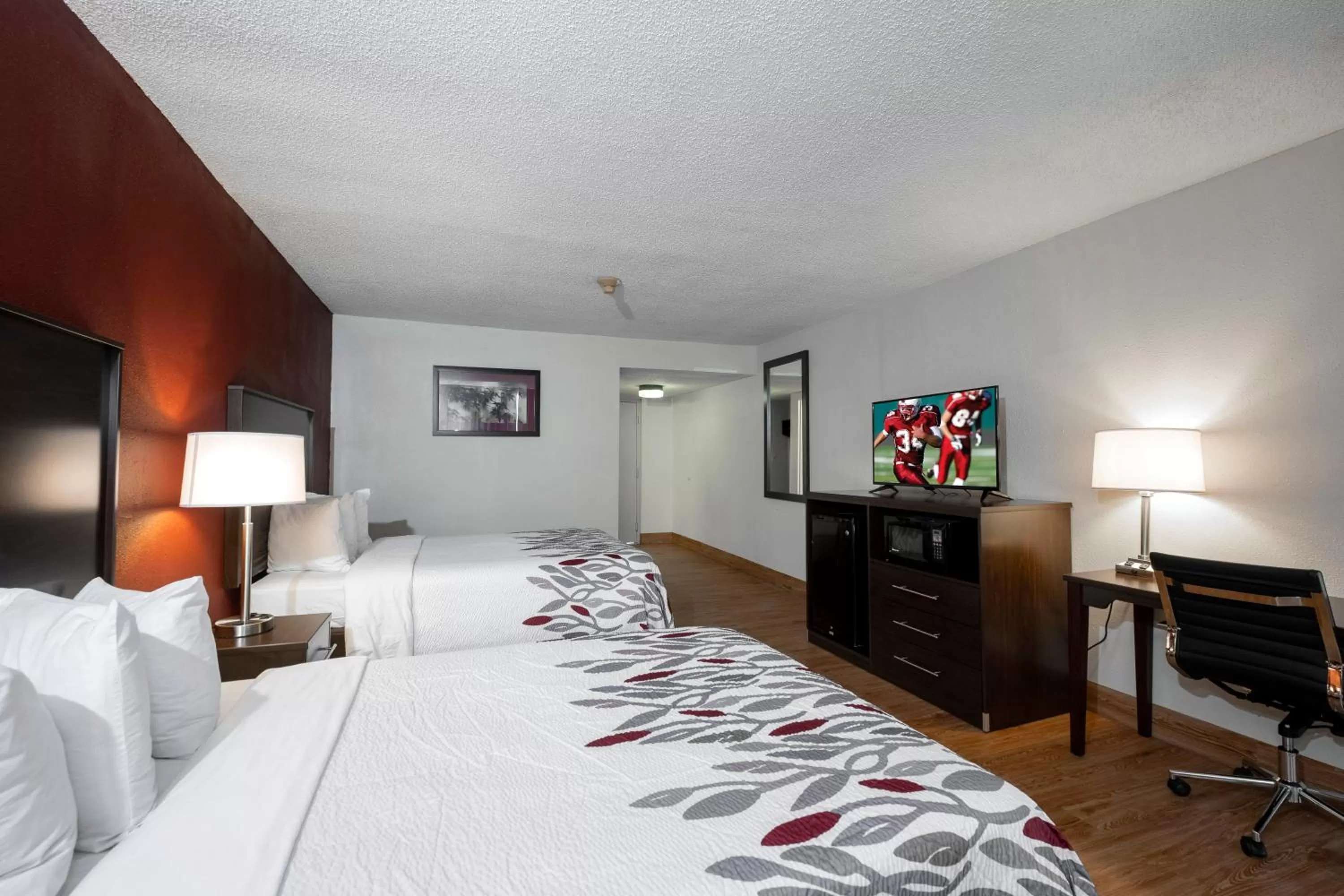 Photo of the whole room, Bed in Red Roof Inn Marion, VA