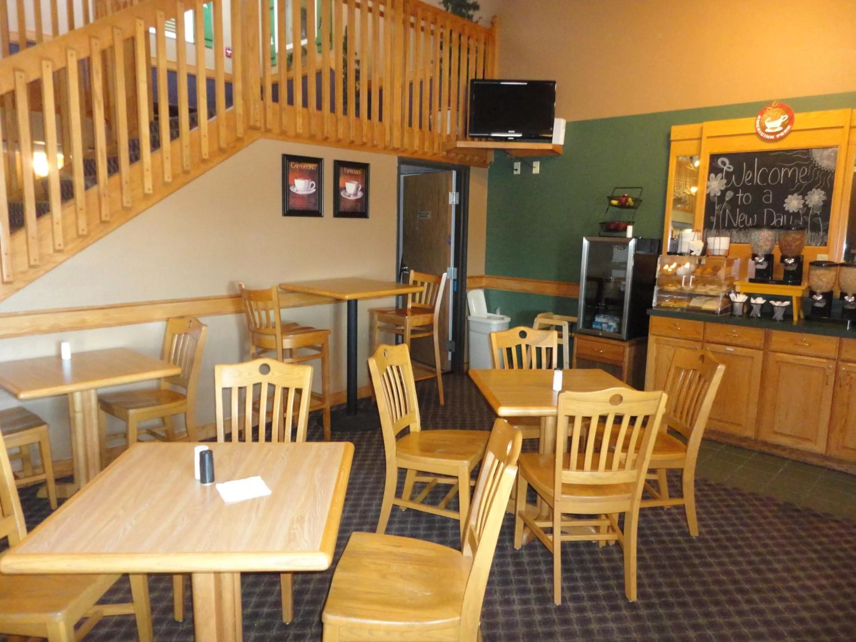 Restaurant/places to eat in AmericInn by Wyndham West Burlington