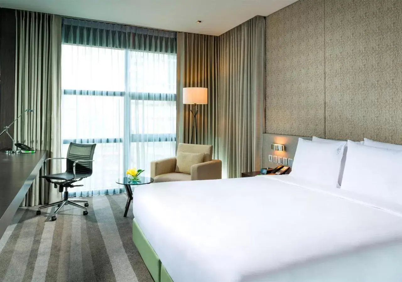 Feature King Room - Smoking in Holiday Inn Bangkok Sukhumvit by IHG Feature King Room - Smoking in Holiday Inn Bangkok Sukhumvit by IHG