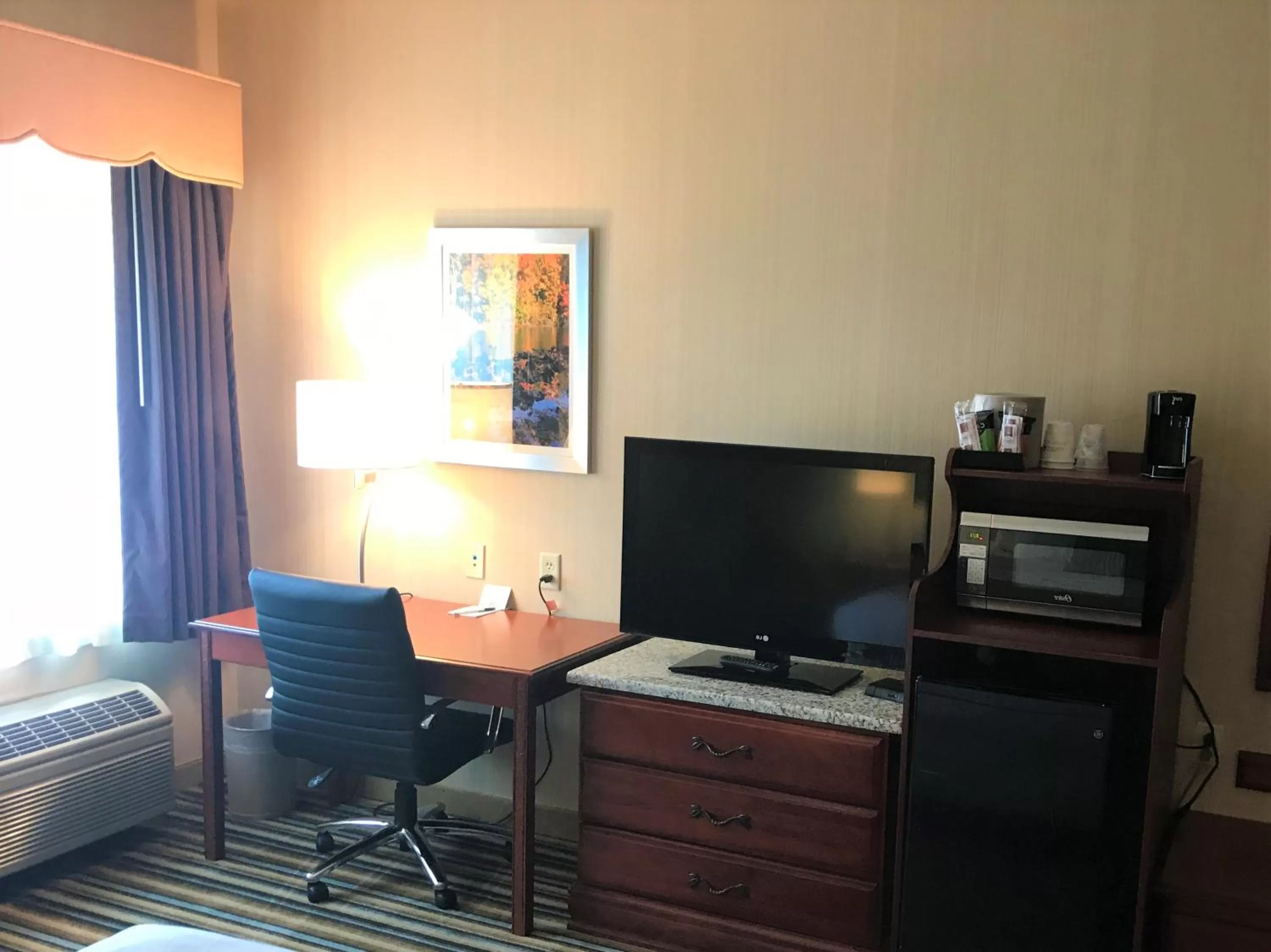 TV and multimedia in Best Western Plus New England Inn & Suites