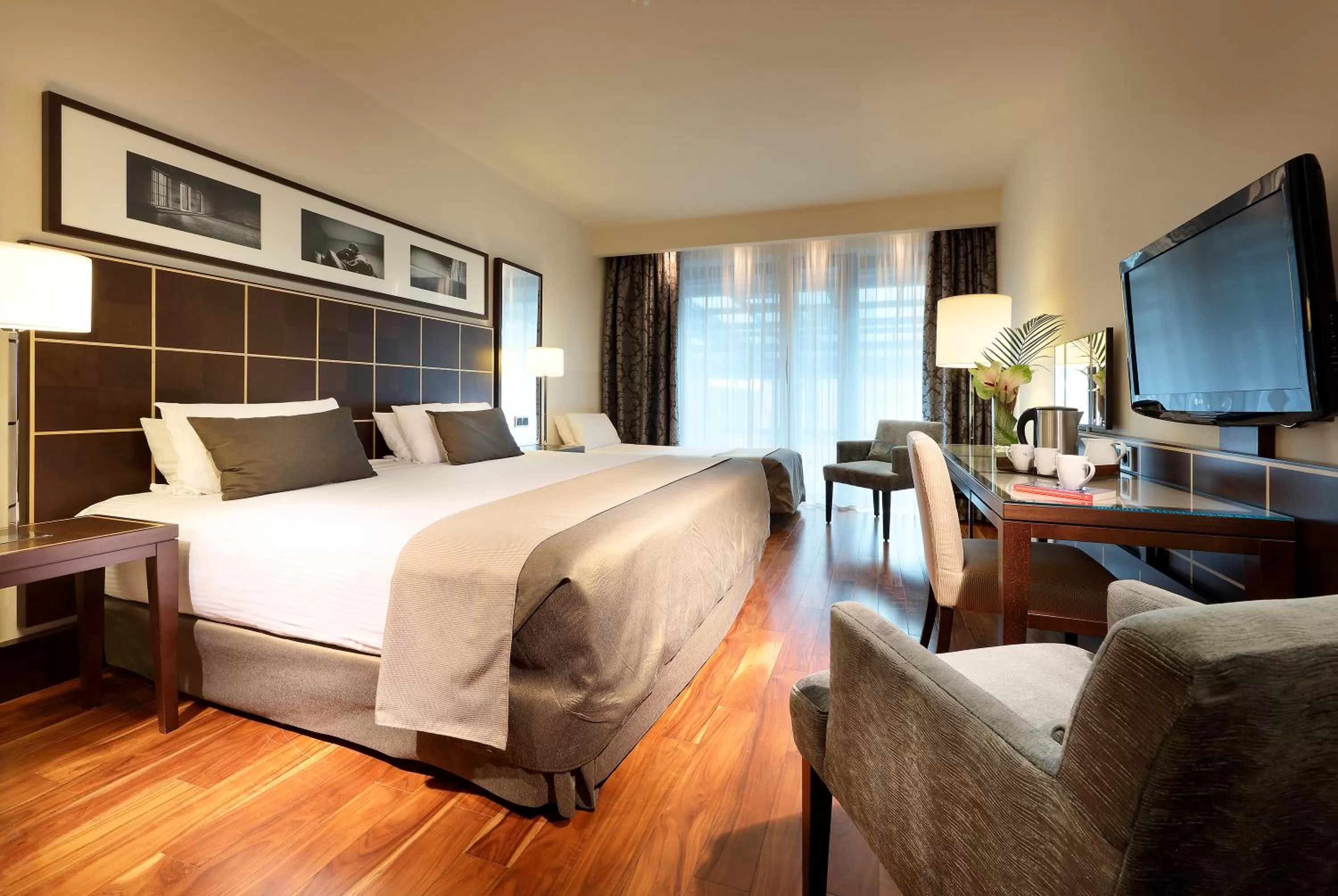 Photo of the whole room, Bed in Eurostars Berlin