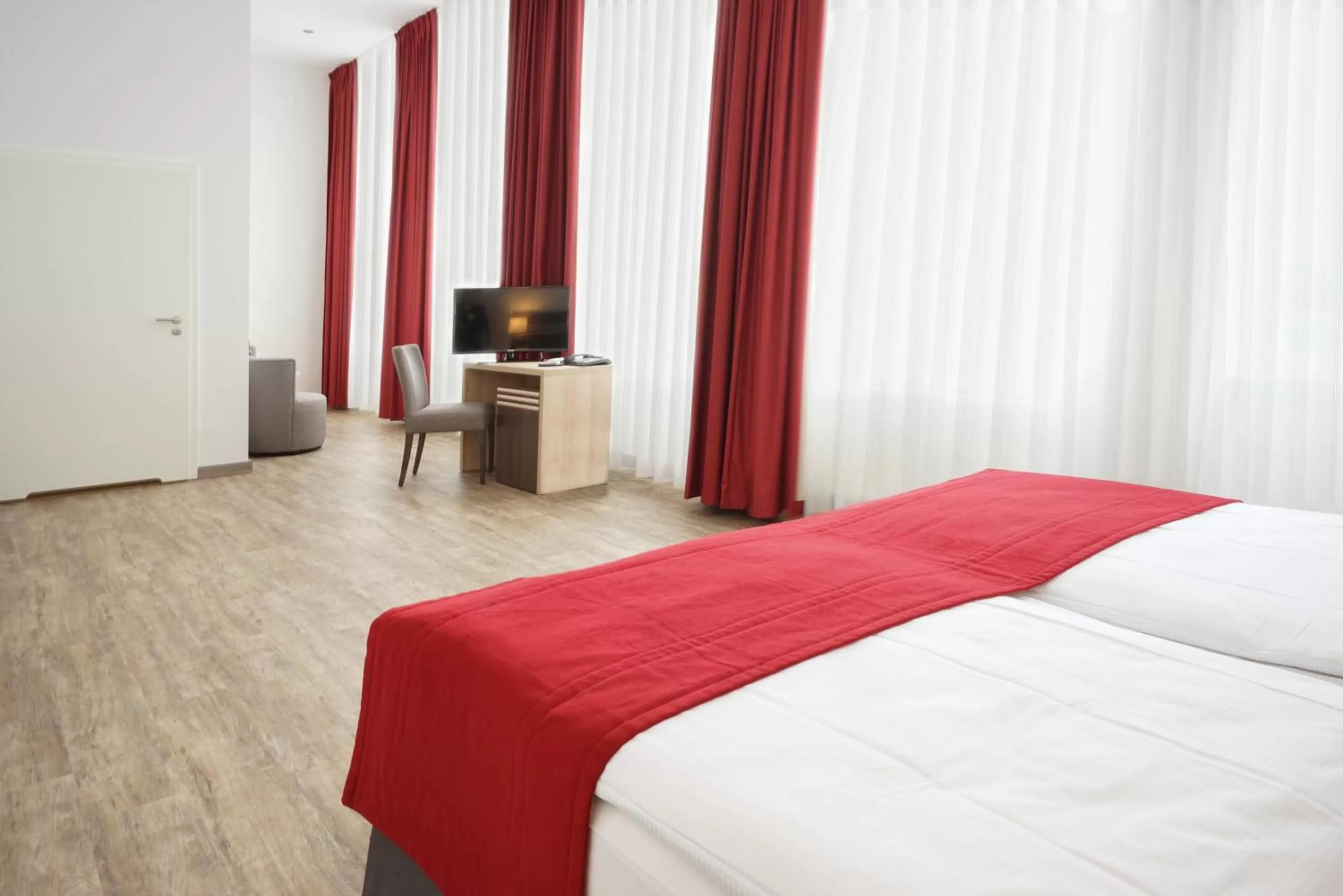 Photo of the whole room, Bed in Ruhr Inn Hotel