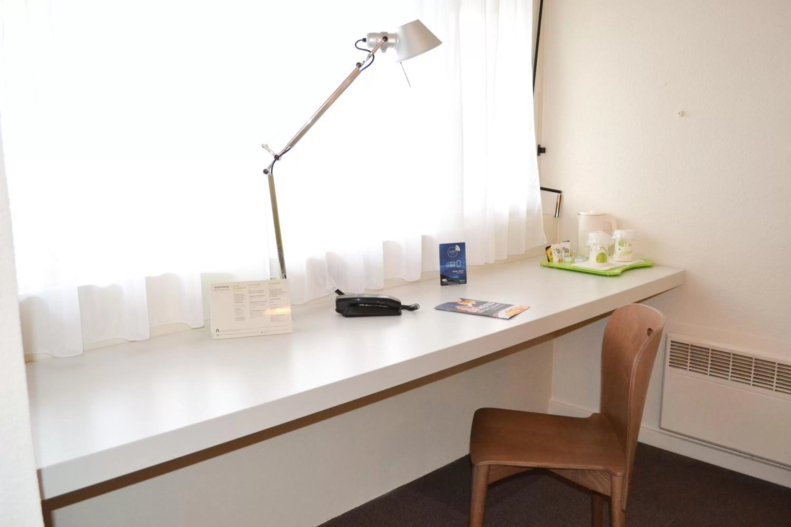 Photo of the whole room in Campanile Poitiers - Site du Futuroscope