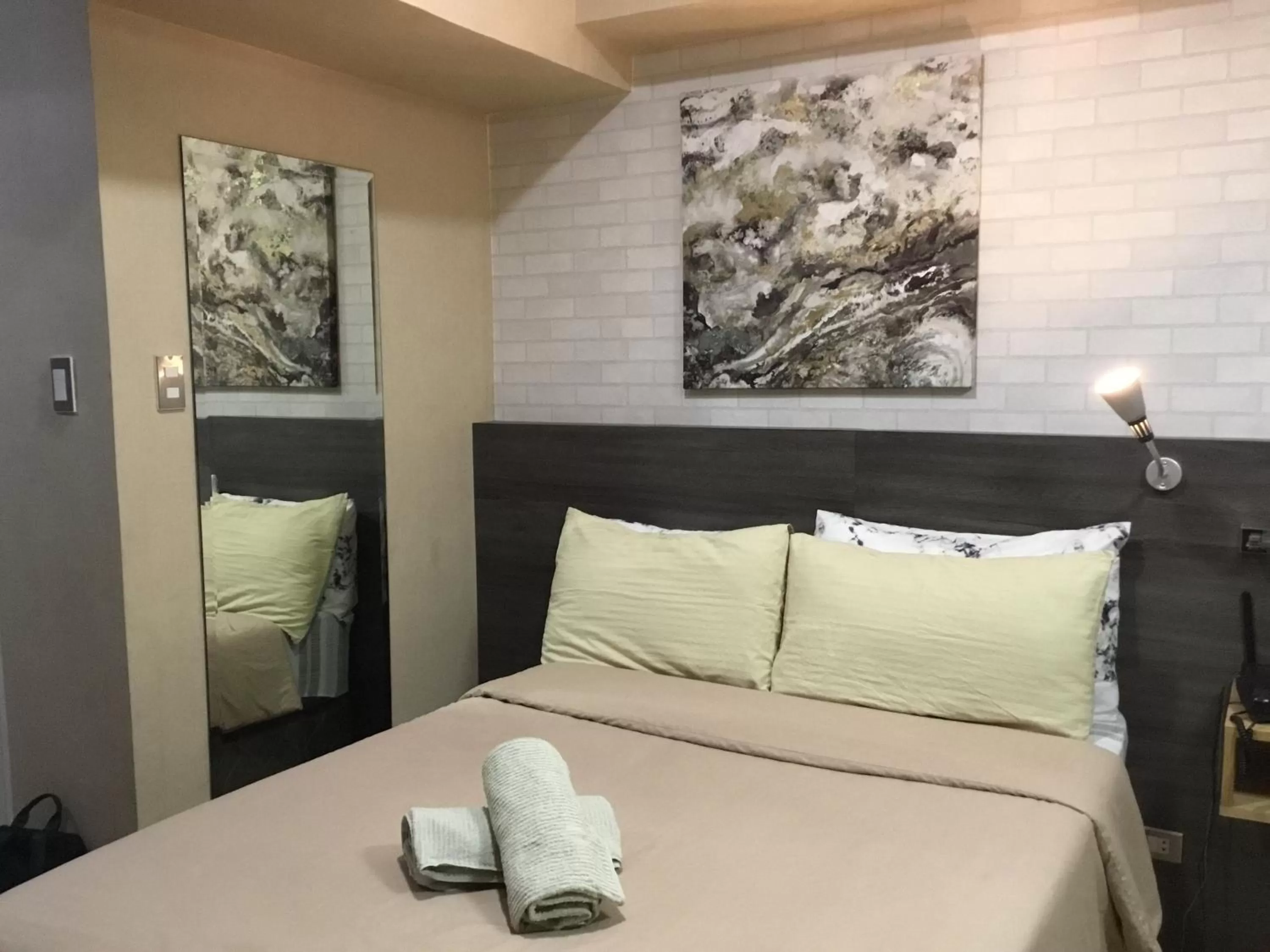 Bed in Condo with Free Swimming Pool & Viewing Deck