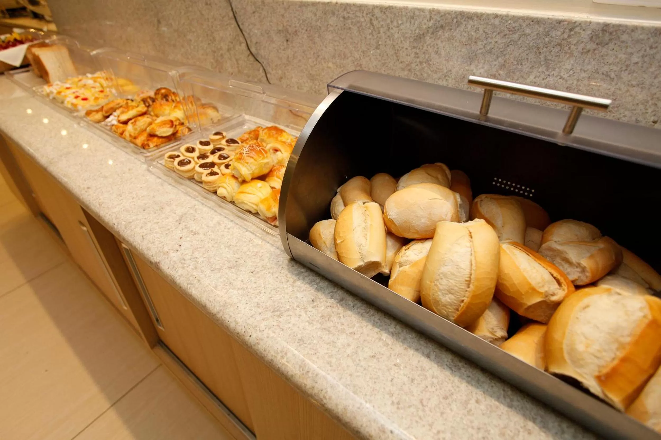 Food in Elegance Praia Hotel