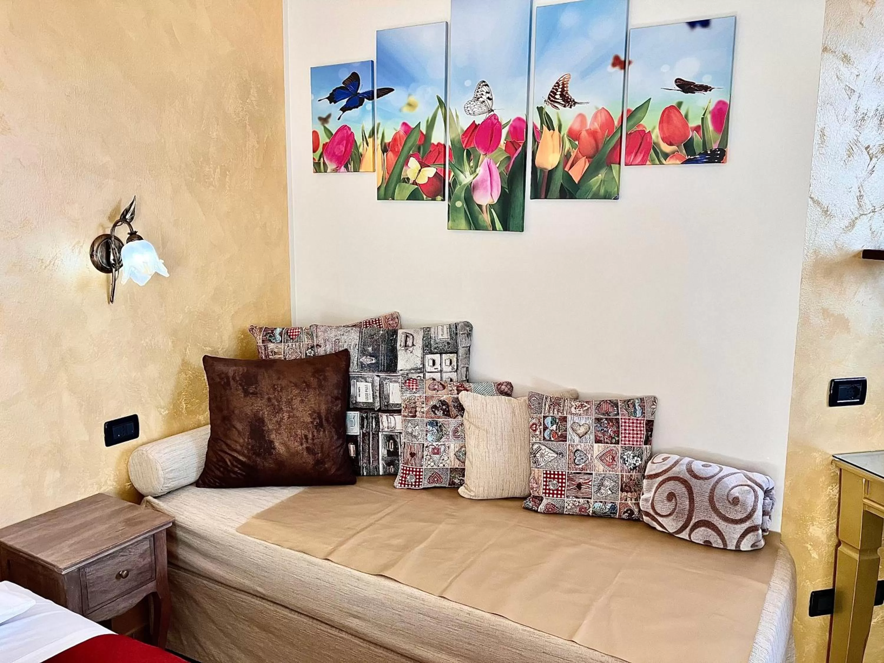 Living room, Bed in B&B Desenzano Paradise