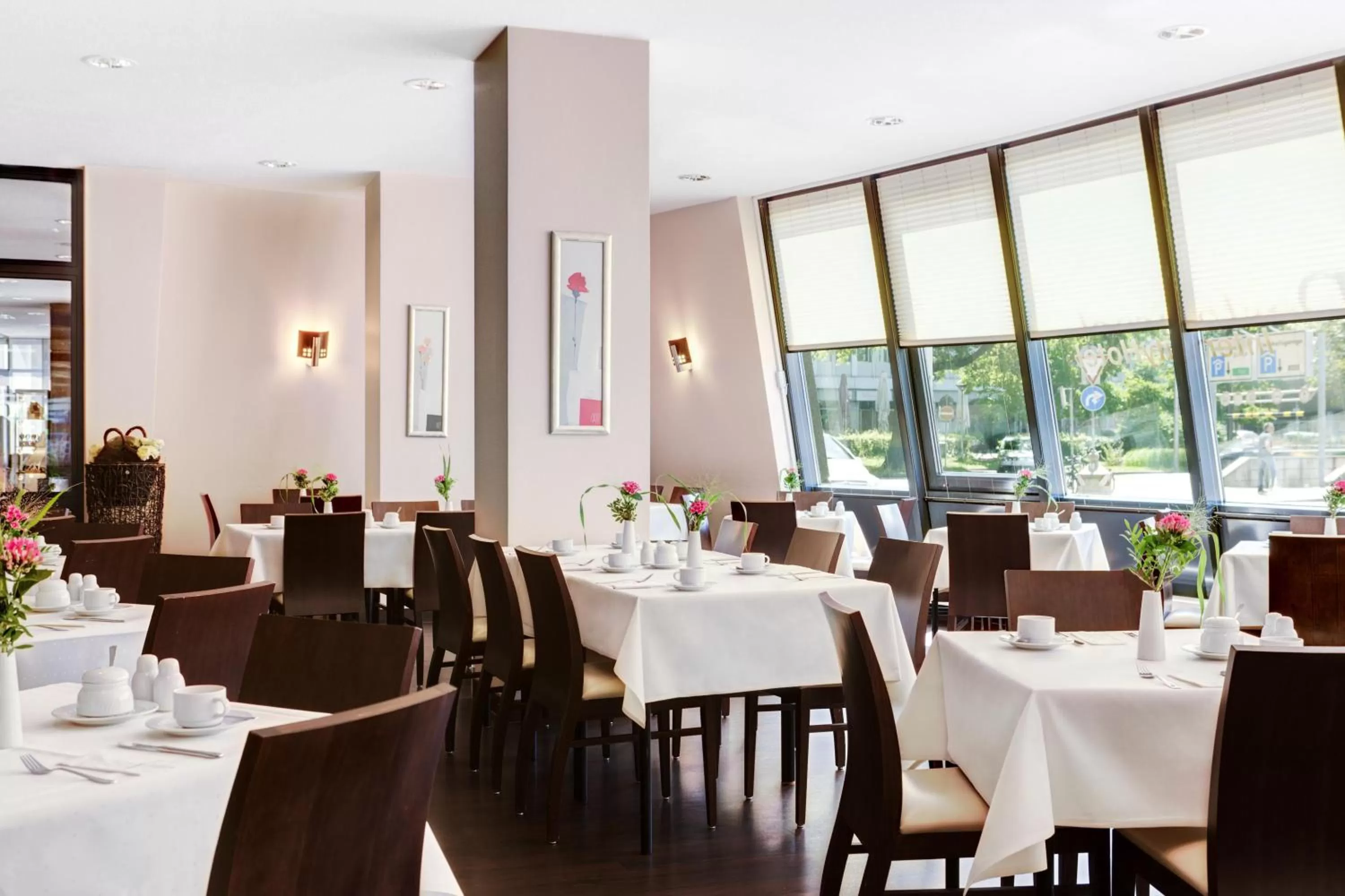 Restaurant/places to eat in IntercityHotel Freiburg