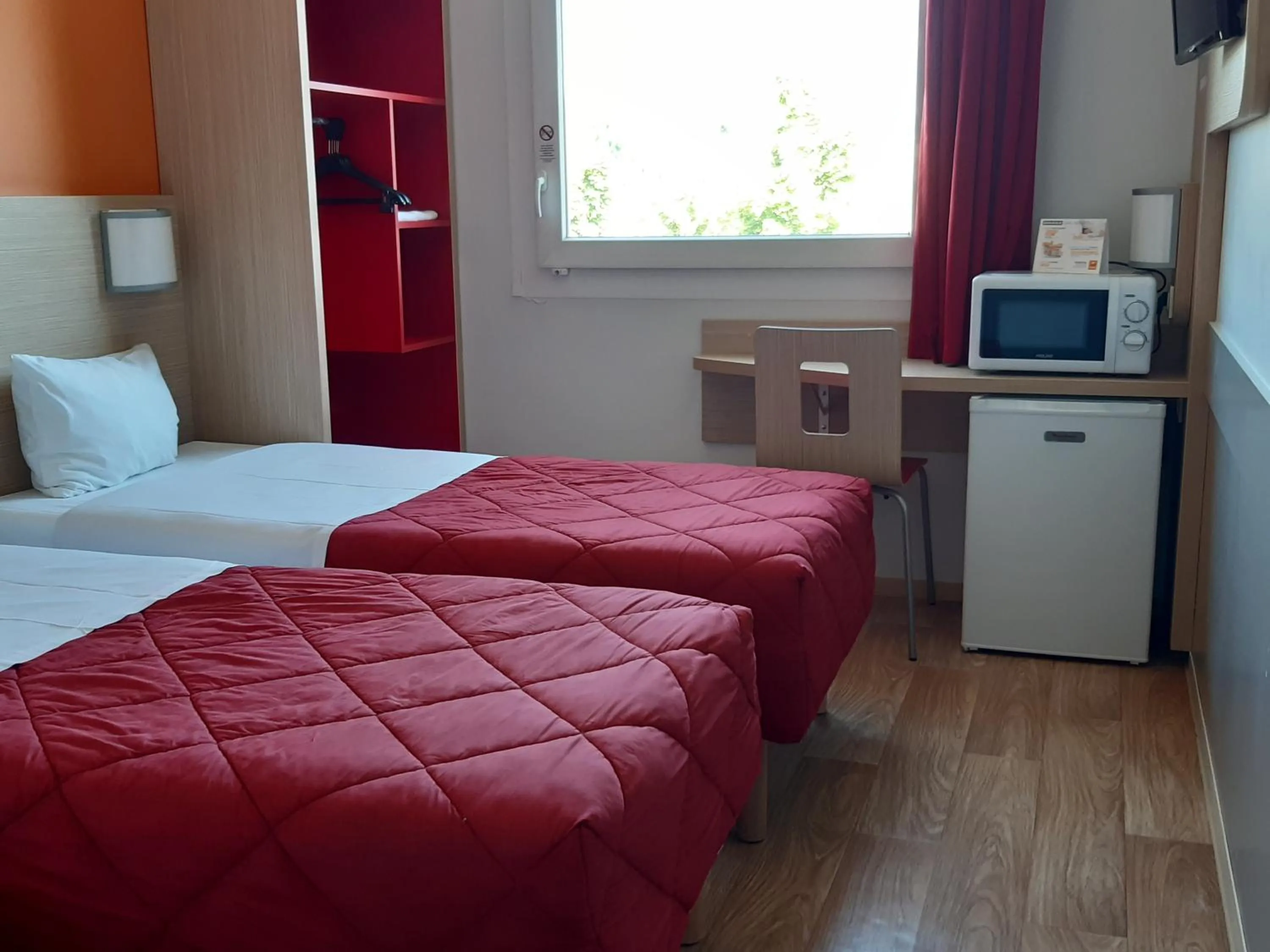 Kitchen or kitchenette, Bed in Premiere Classe Reims Nord - Bétheny