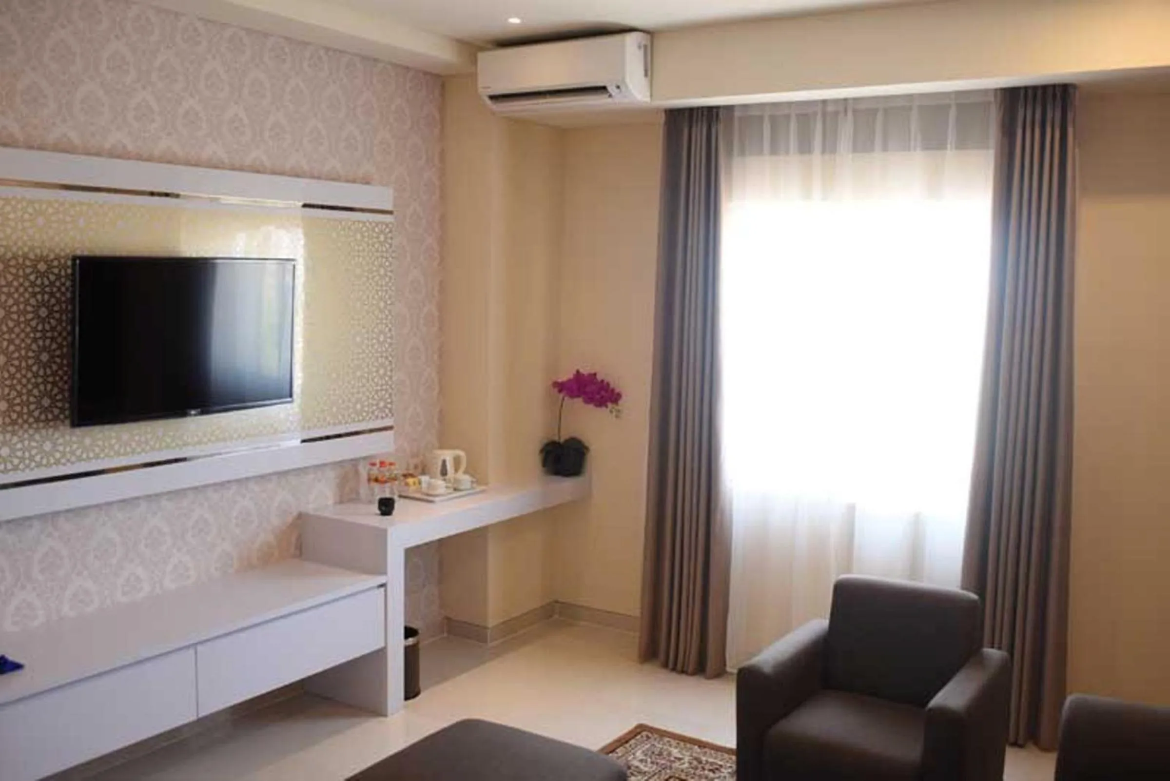 Living room, Bed in Namira Syariah Hotel Surabaya