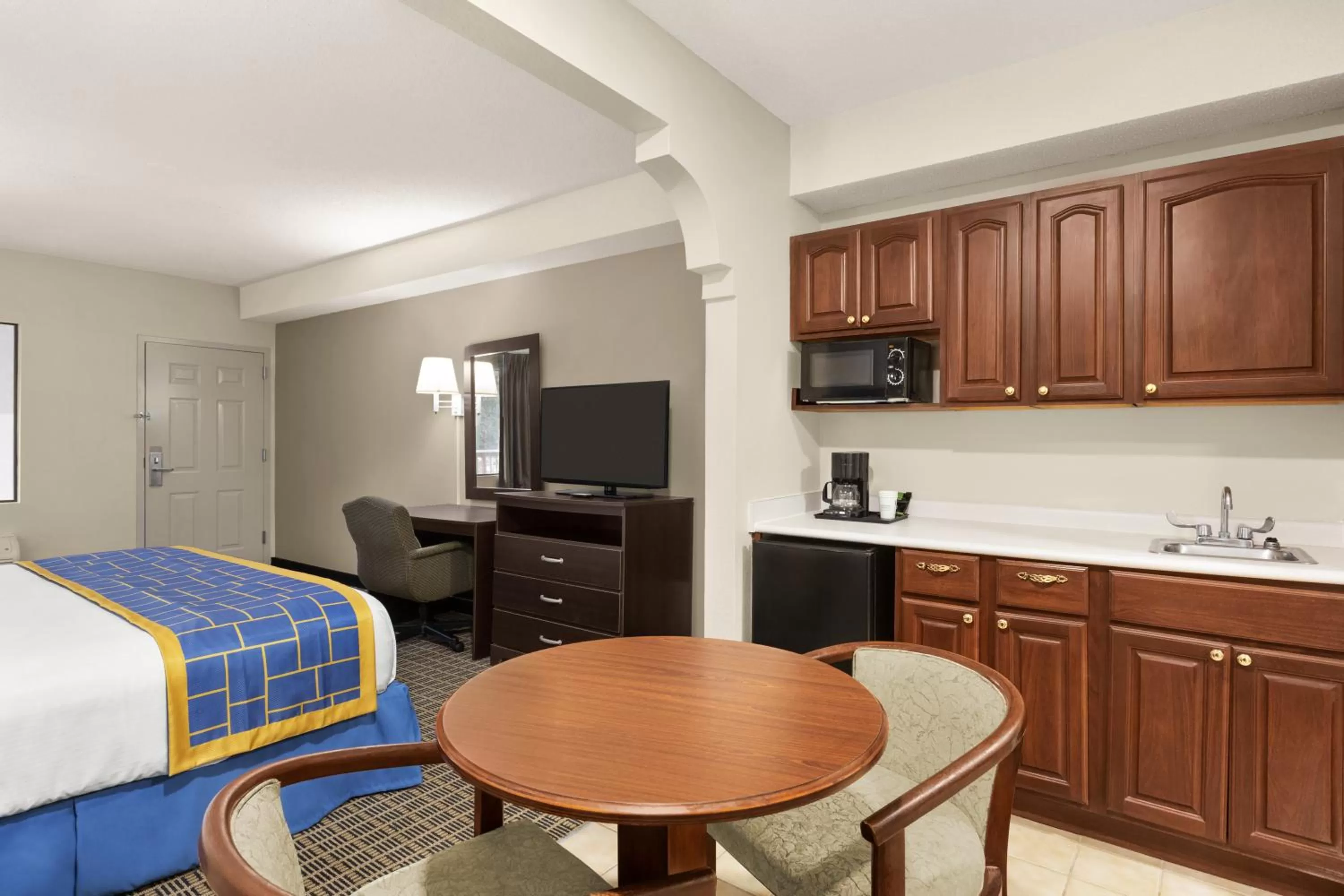 Bed in Days Inn & Suites by Wyndham Savannah Midtown