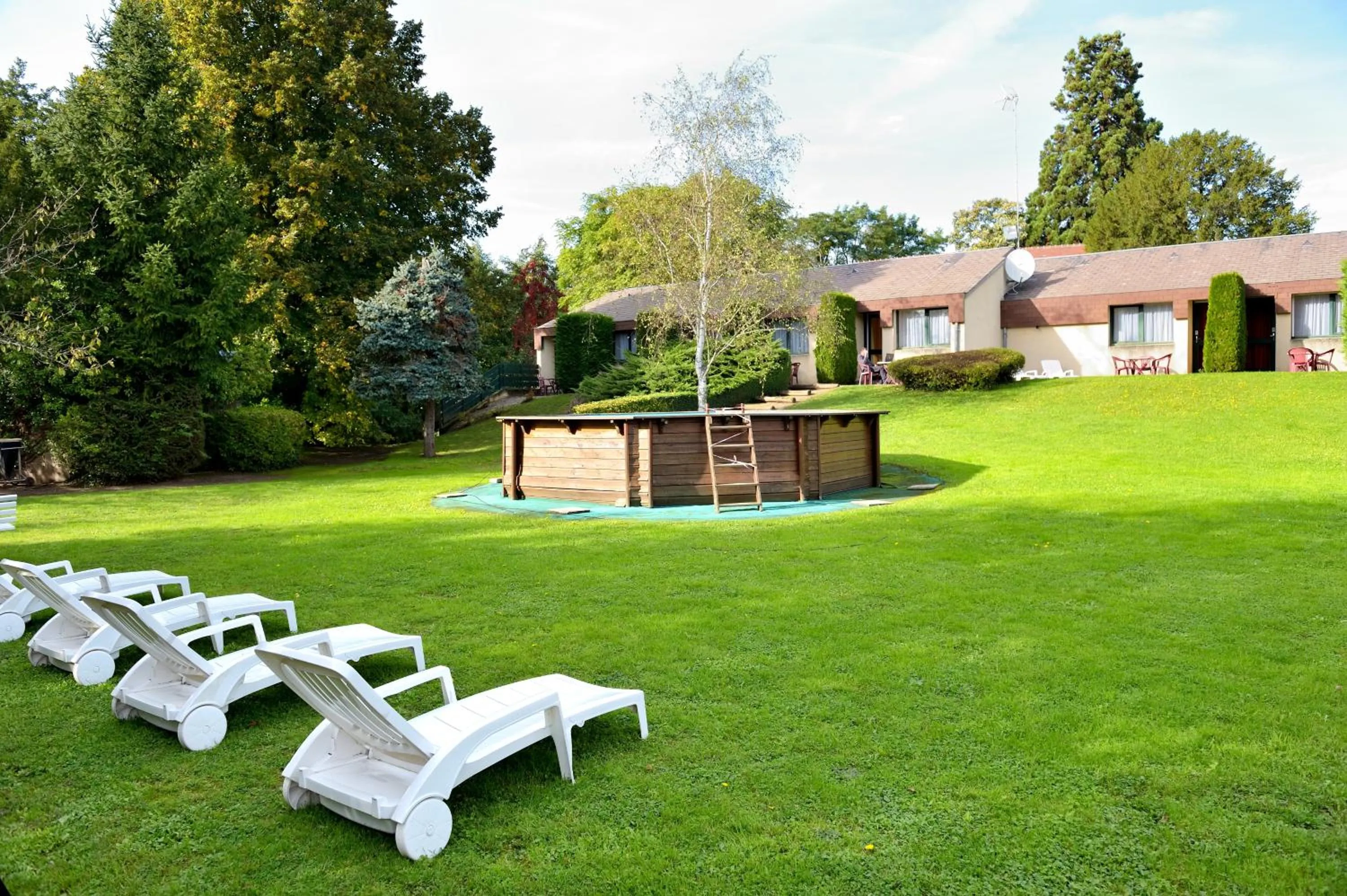 Garden in Logis Hôtel Restaurant Du Lion D'argent Et Des Tanneries