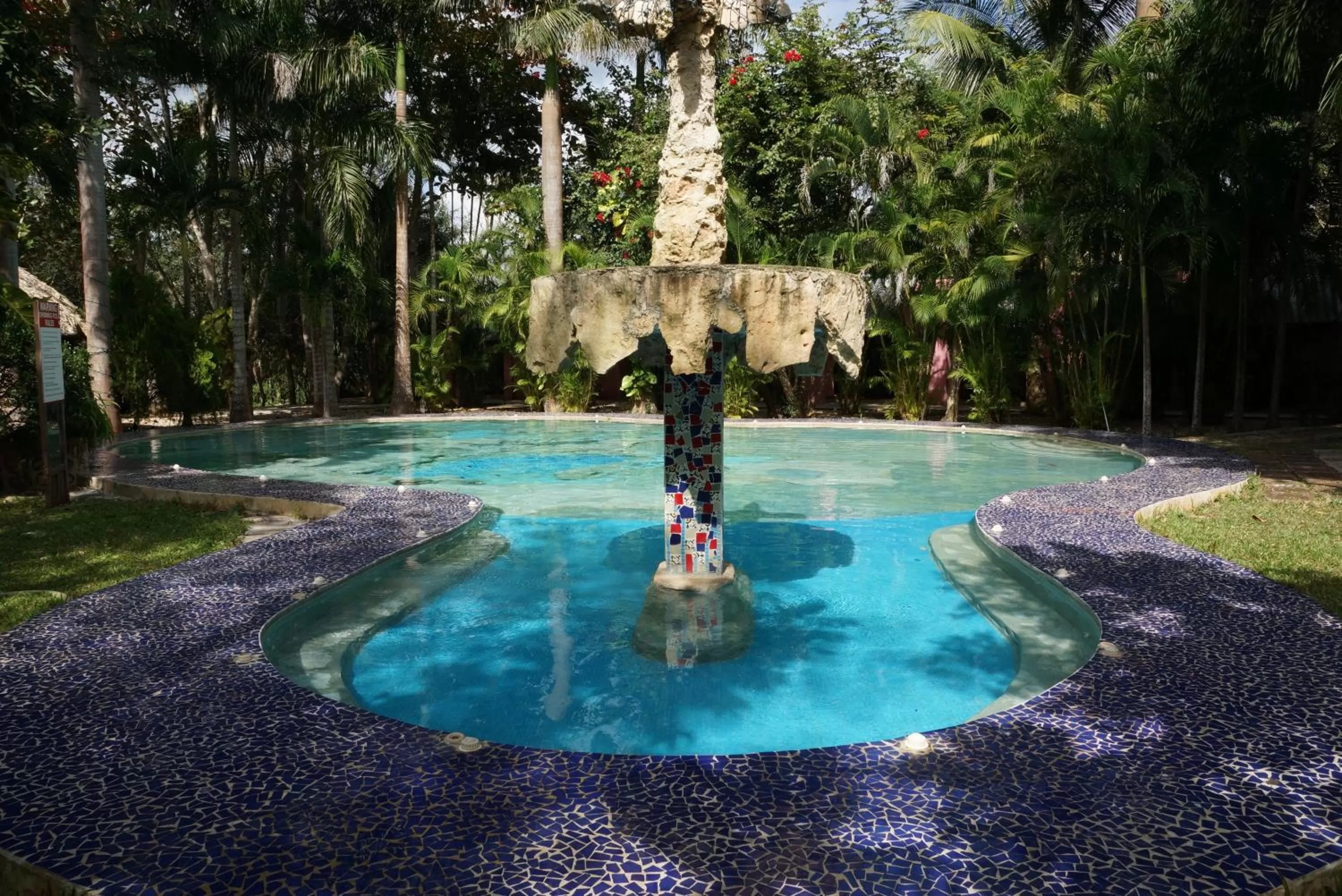 Swimming pool in Hotel Doralba Inn Chichen