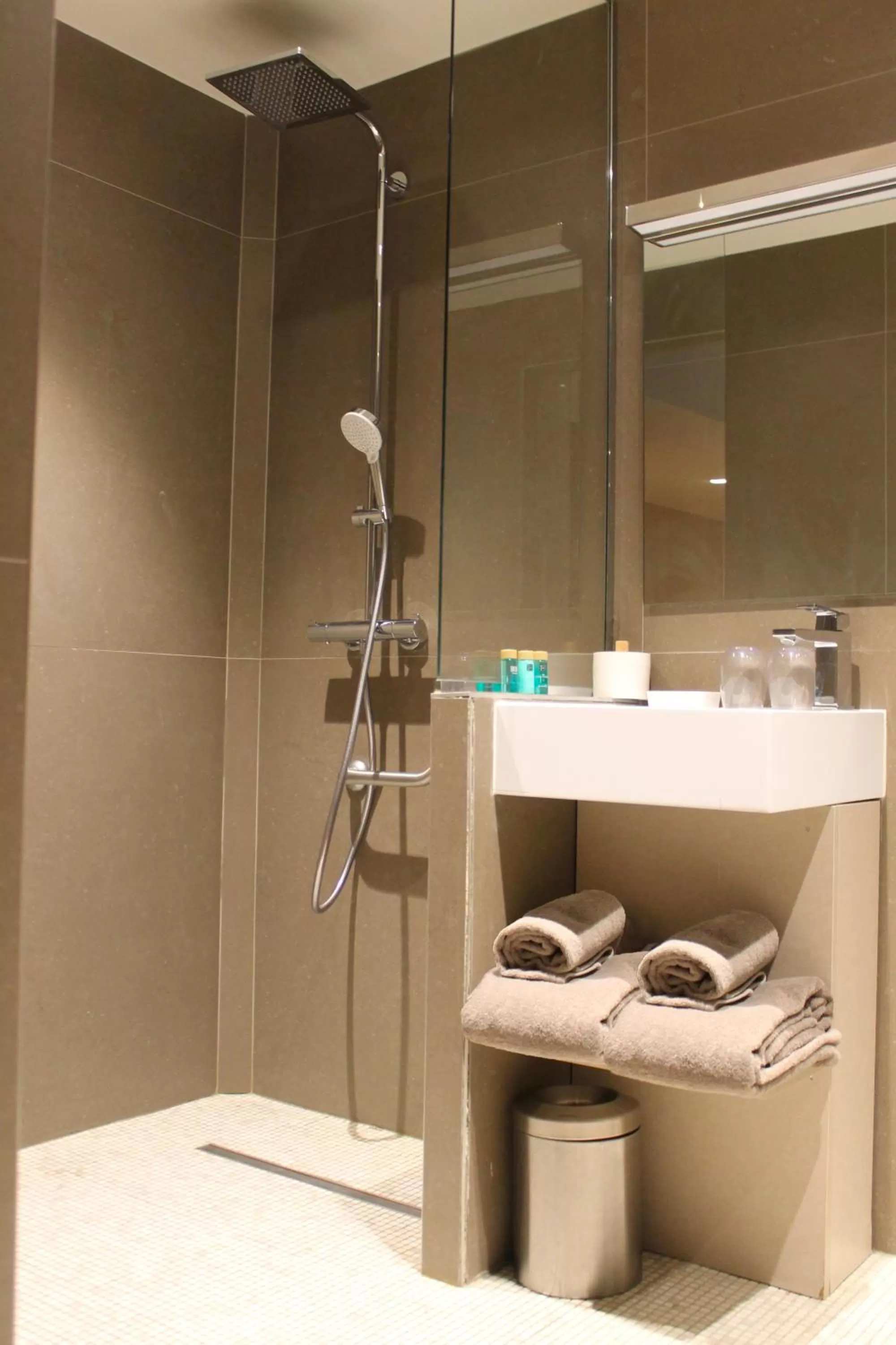 Bathroom in Hotel L'Arbre Voyageur - LILLE