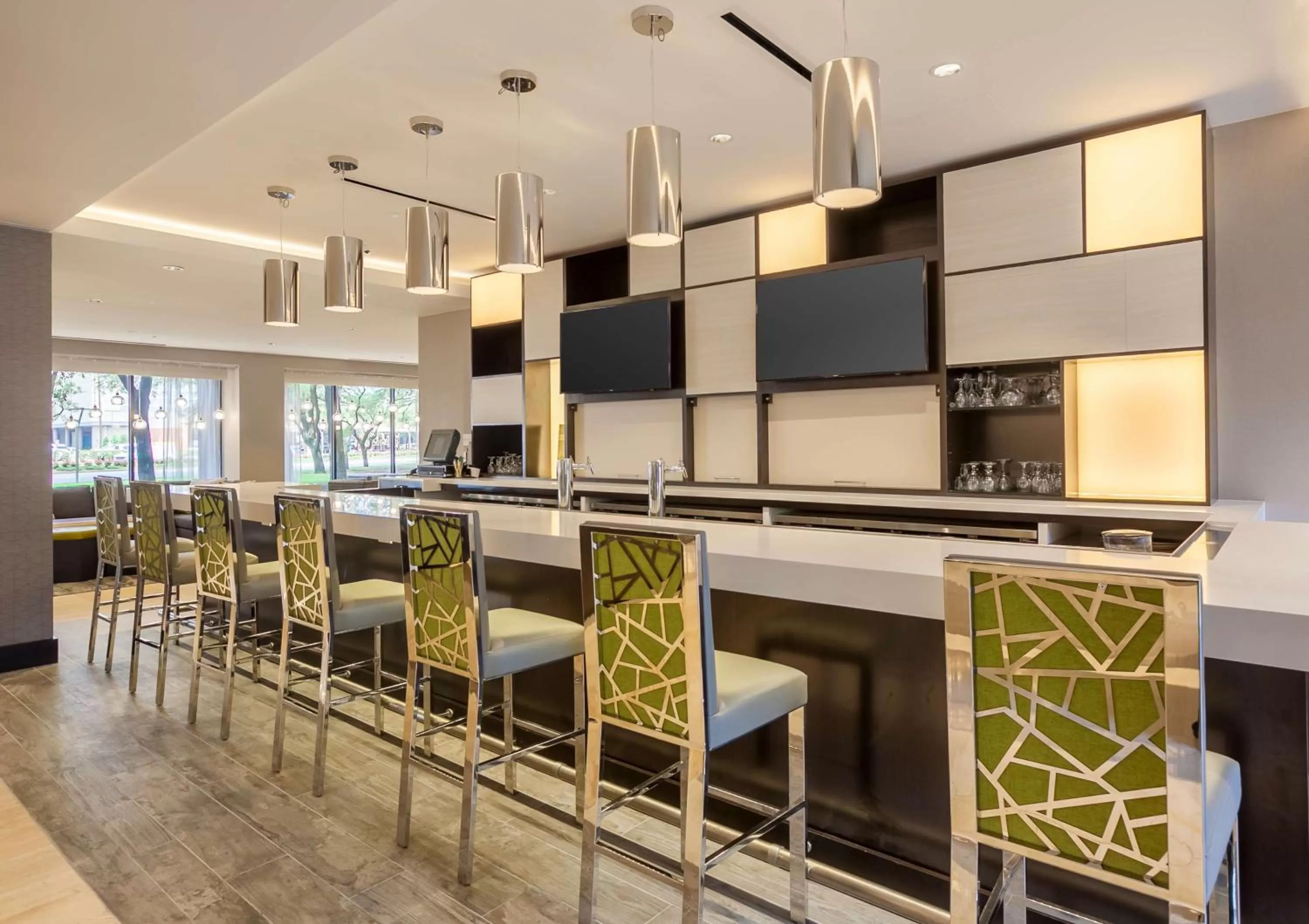 Lounge or bar in DoubleTree by Hilton Hotel & Suites Houston by the Galleria