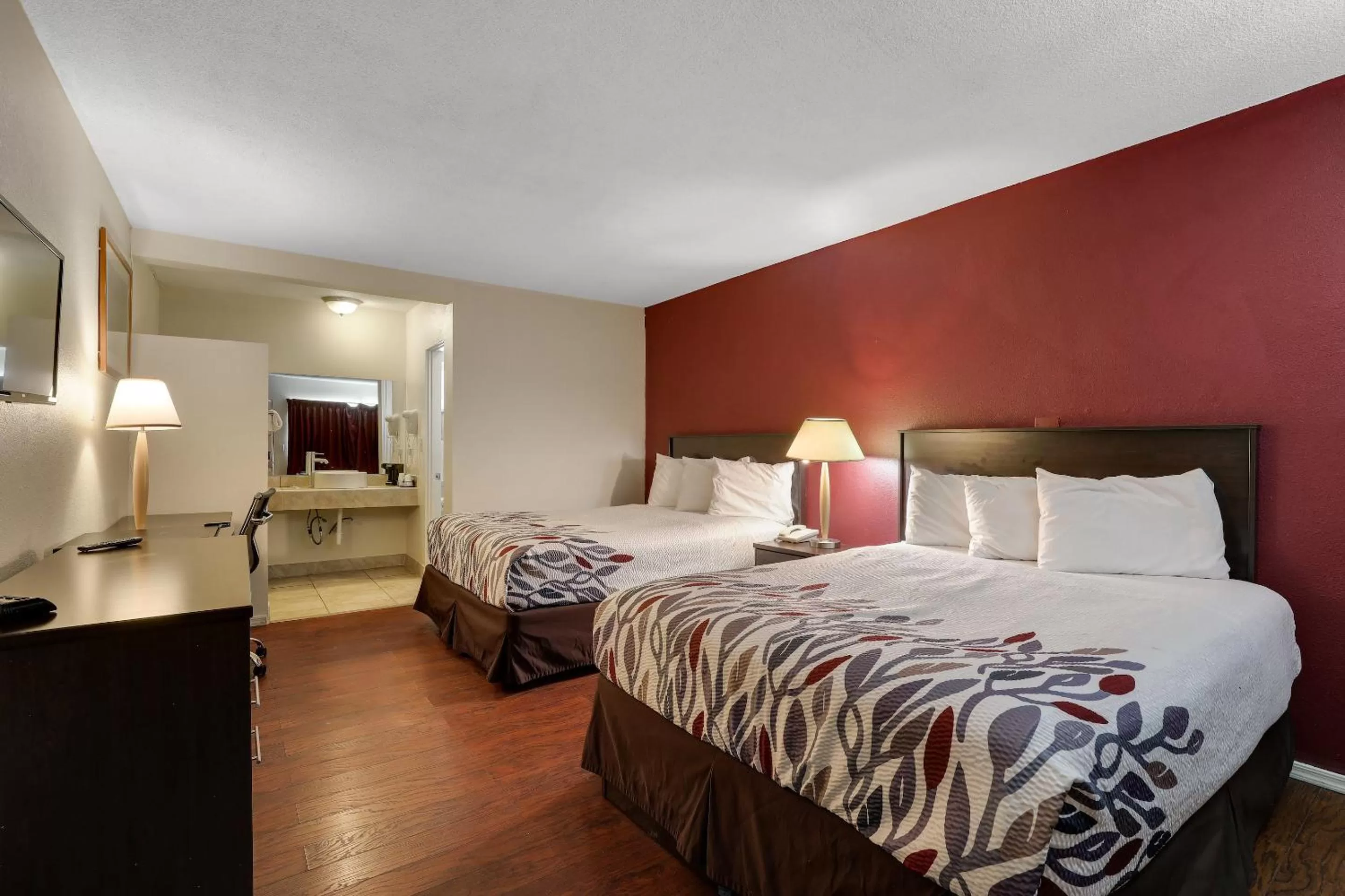 Photo of the whole room, Bed in Red Roof Inn Needles