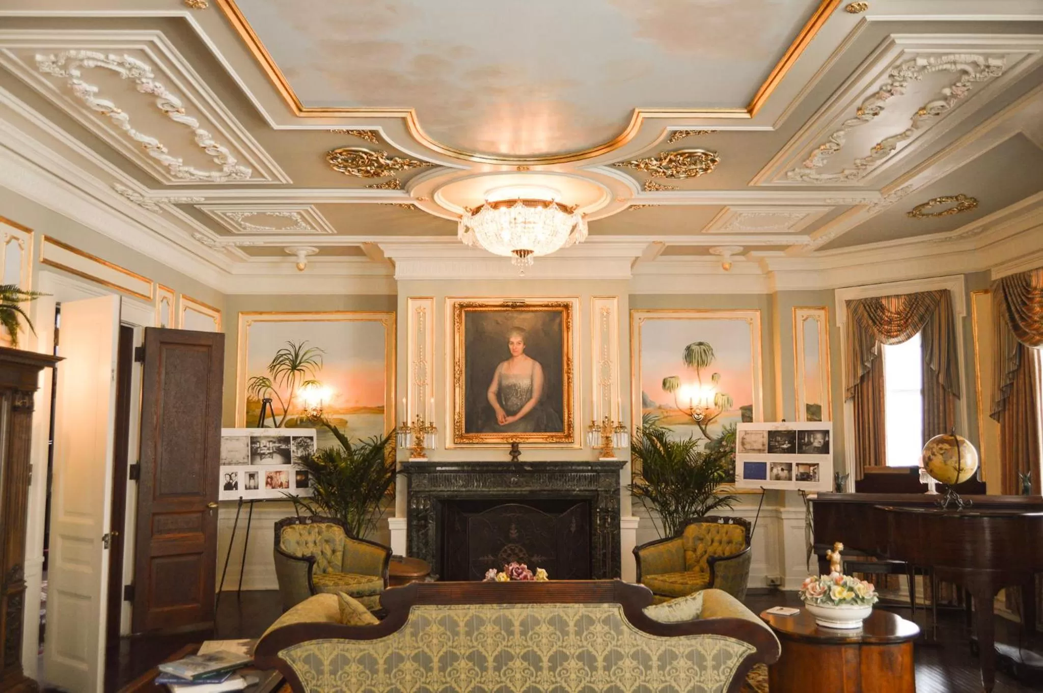 Living room, Lobby/Reception in 300 Clifton