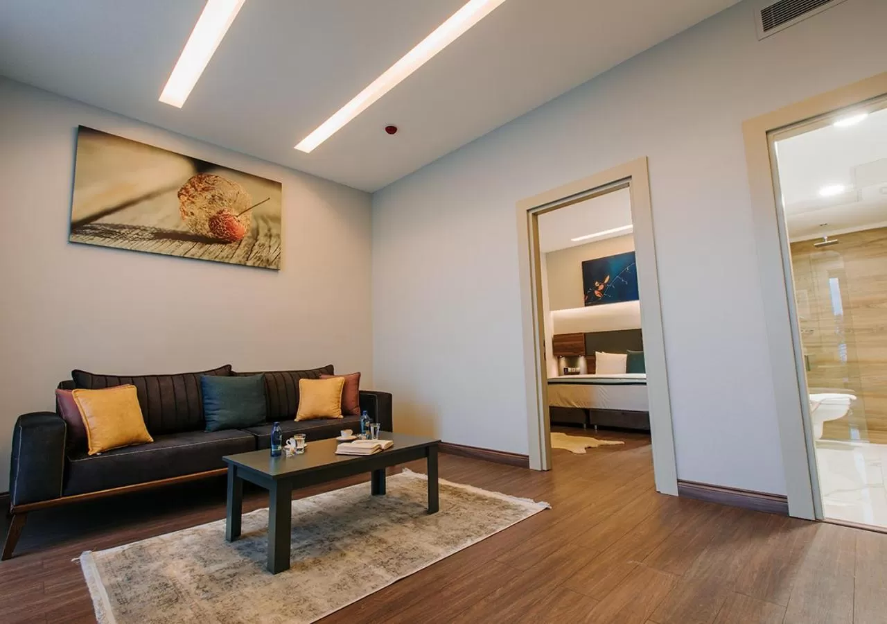 Communal lounge/ TV room in Peerless Villas Hotel