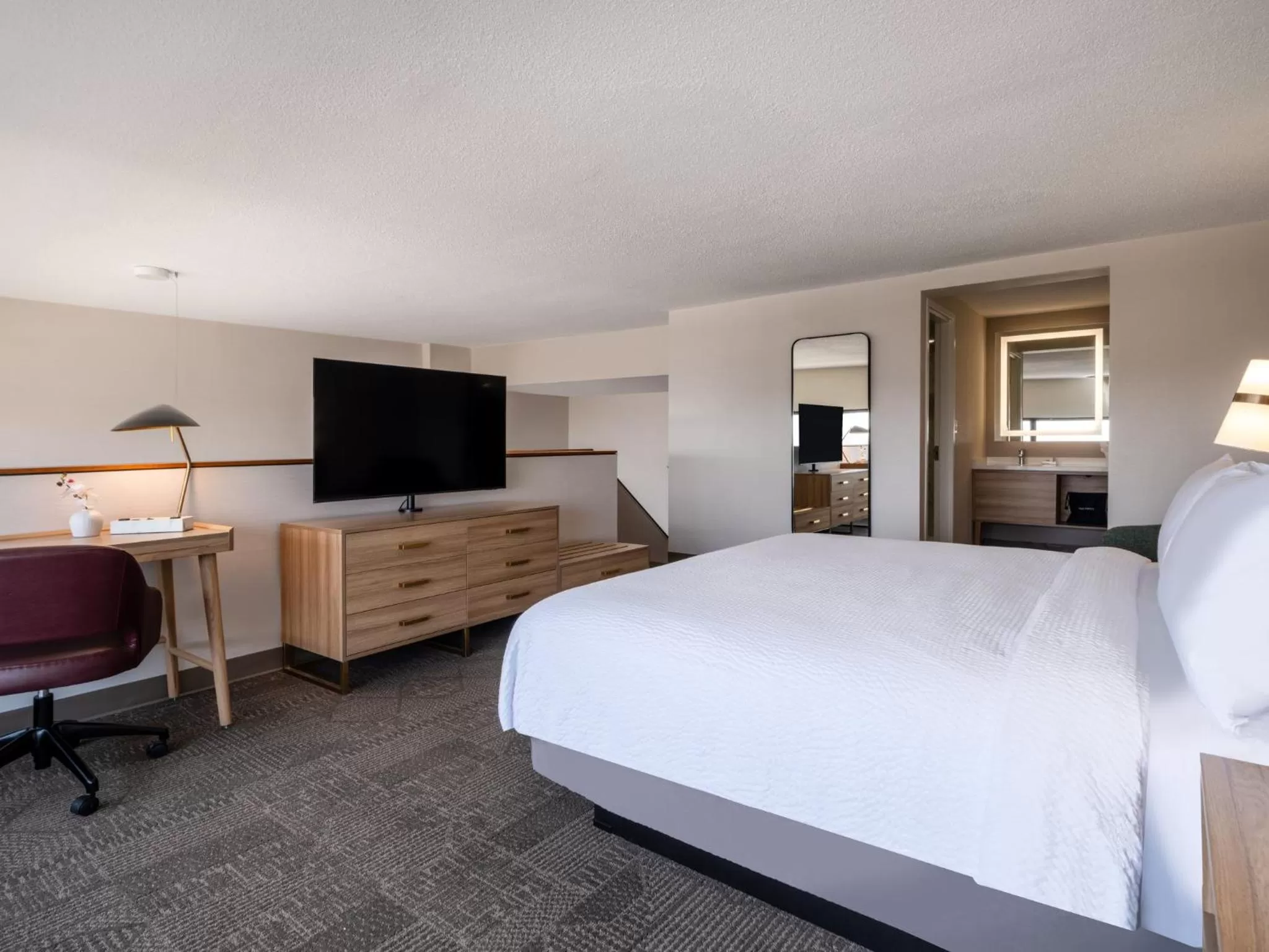 Photo of the whole room, Bed in Staybridge Suites Chicago O'Hare - Rosemont by IHG