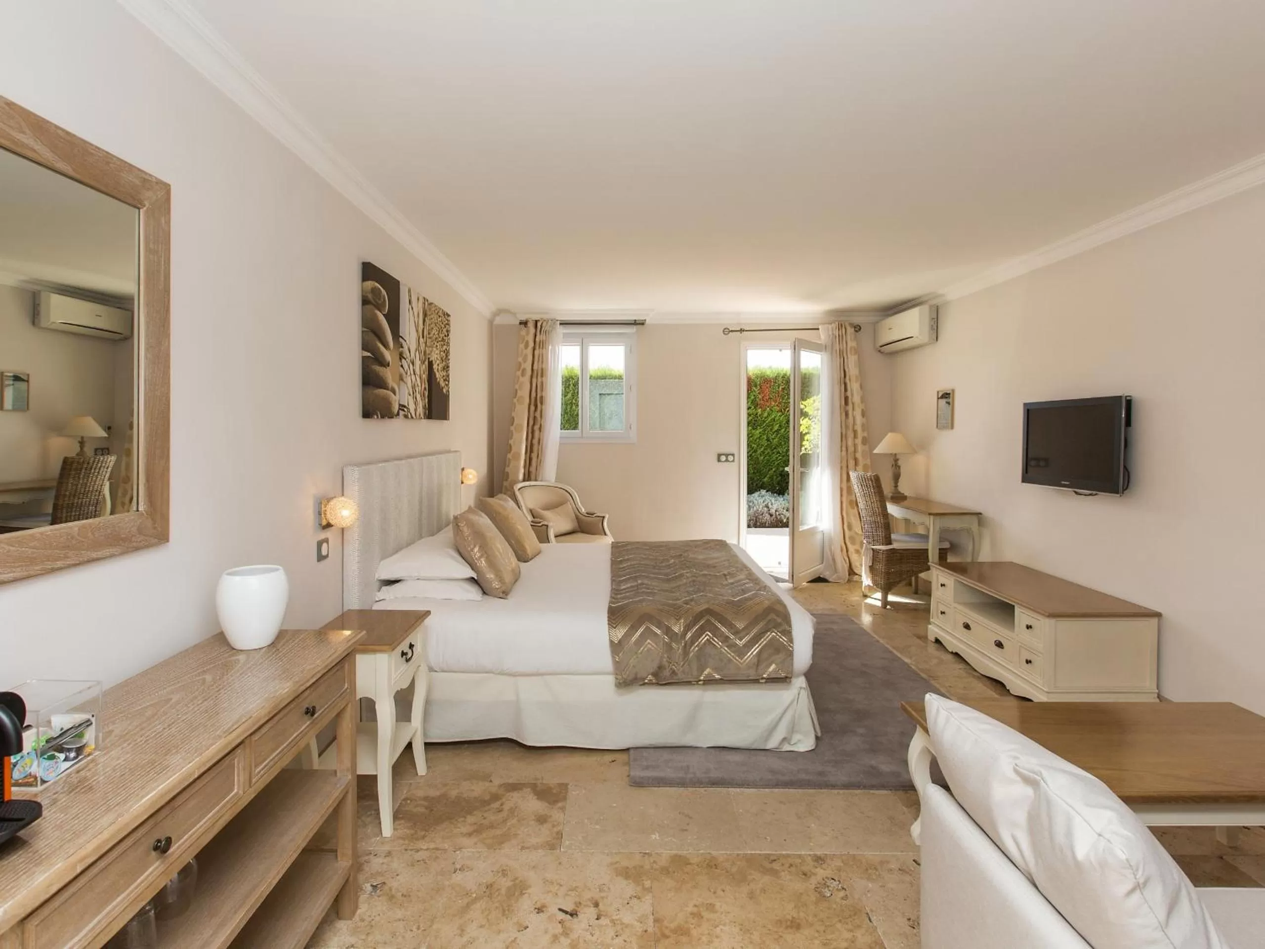 Bedroom in Les chambres d'hôtes de Mougins