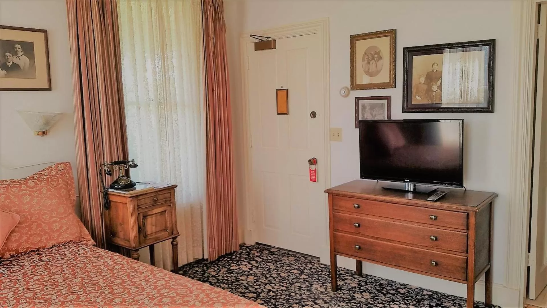 Bedroom, Bed in Mendocino Hotel & Garden