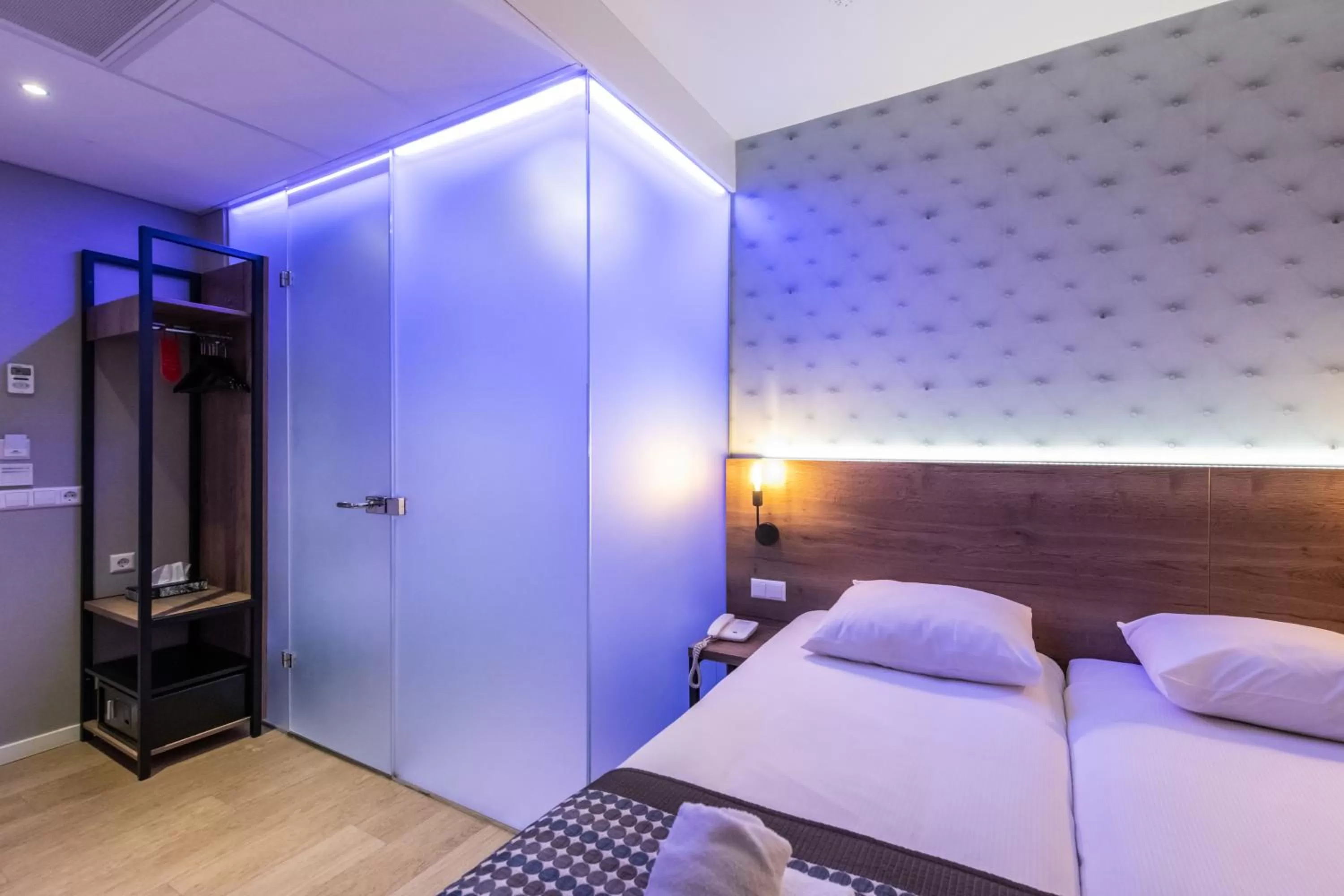 Bathroom, Bed in Melrose Hotel