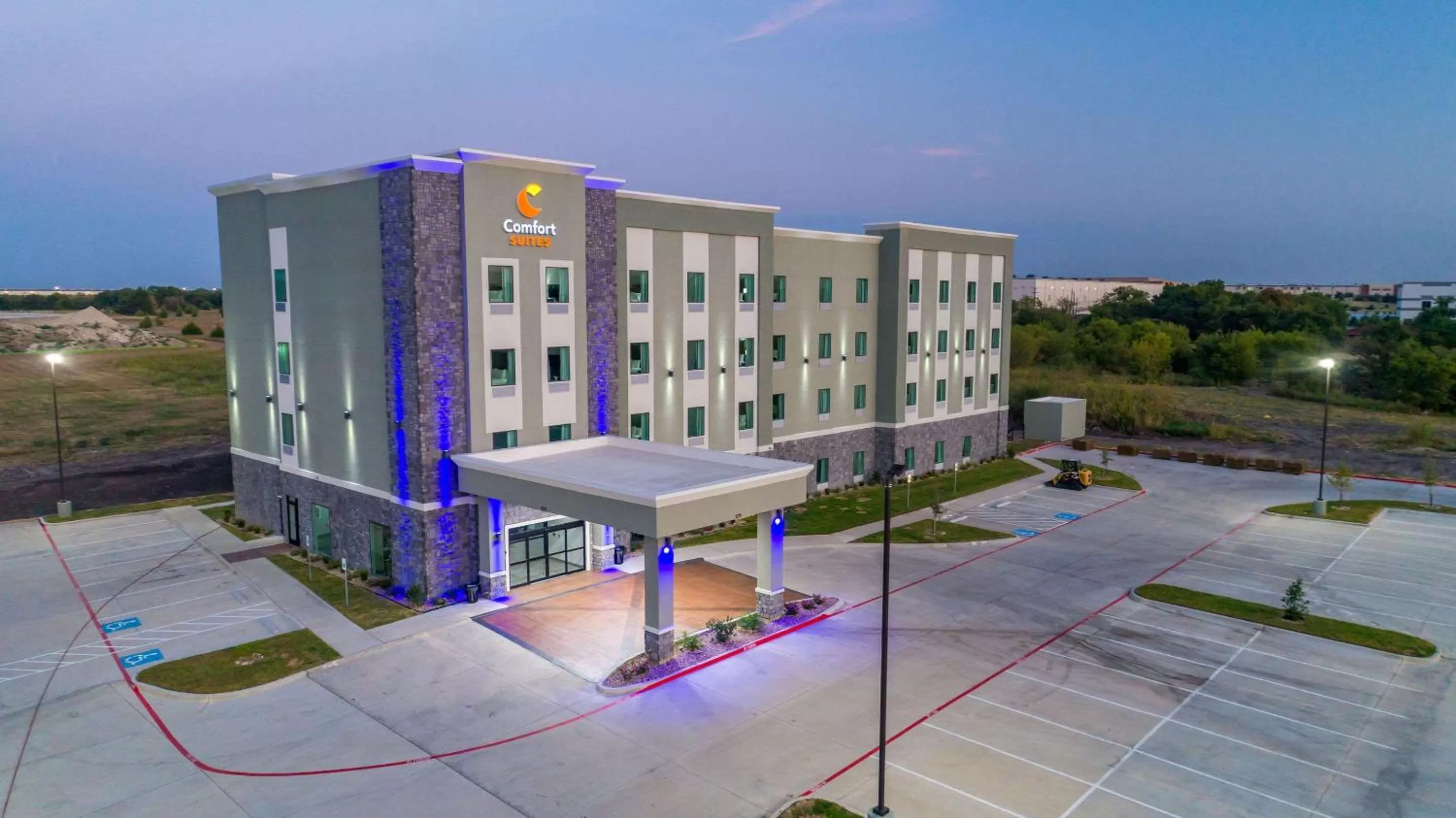 Property building in Comfort Suites DeSoto Dallas South