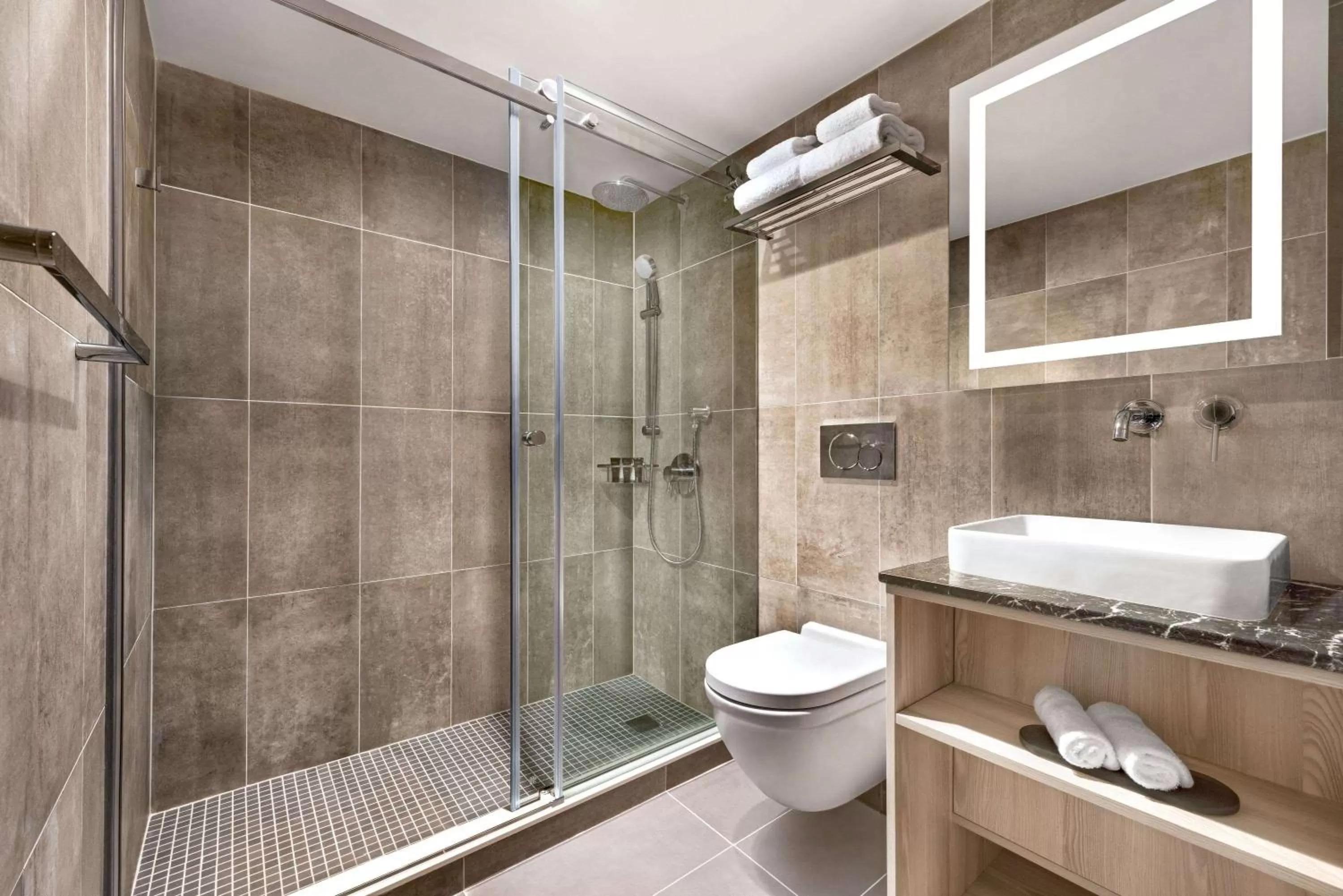 Shower in Wingate by Wyndham New York Midtown South/5th Ave