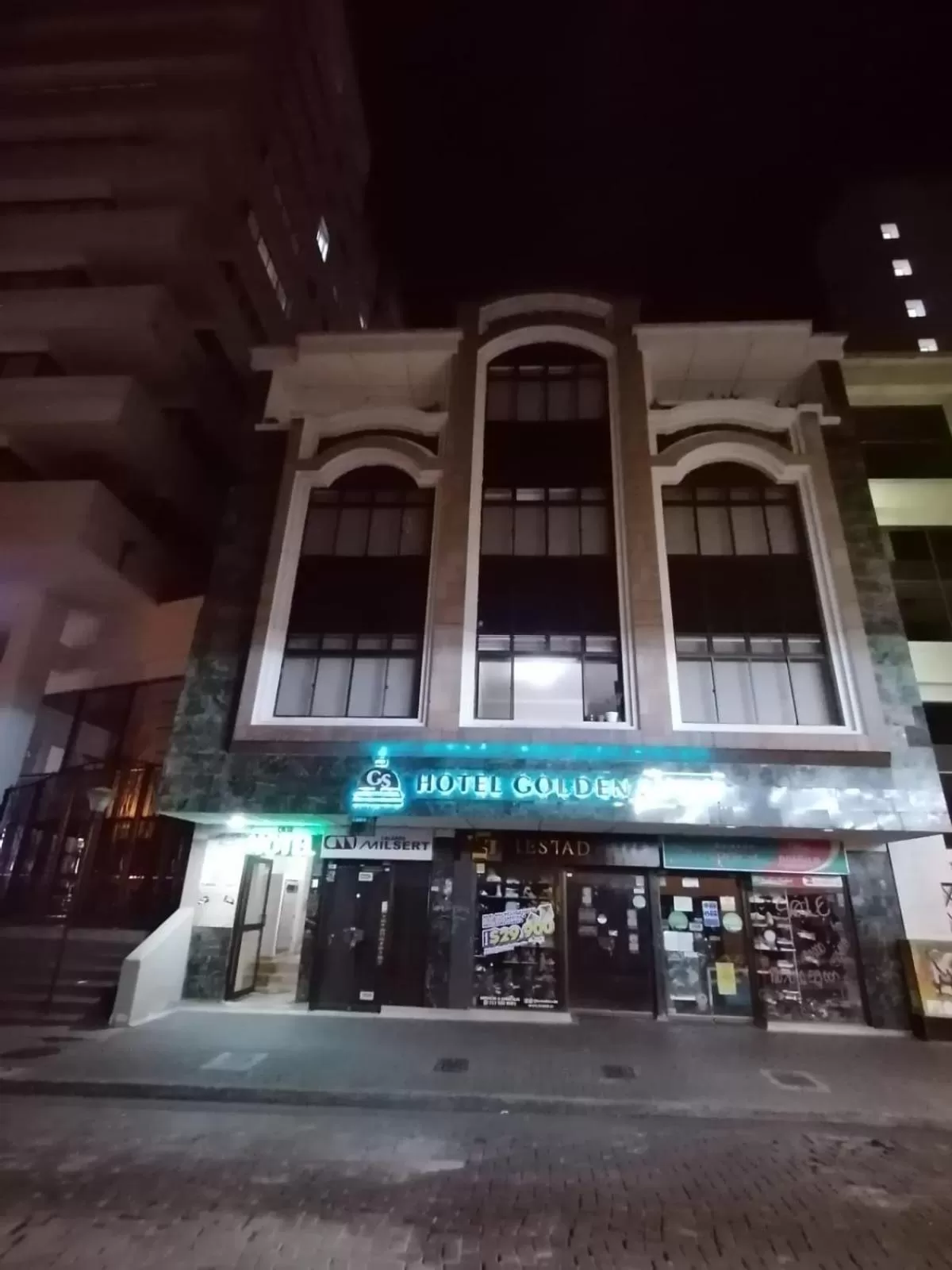 Facade/entrance in HOTEL GOLDEN SUITE