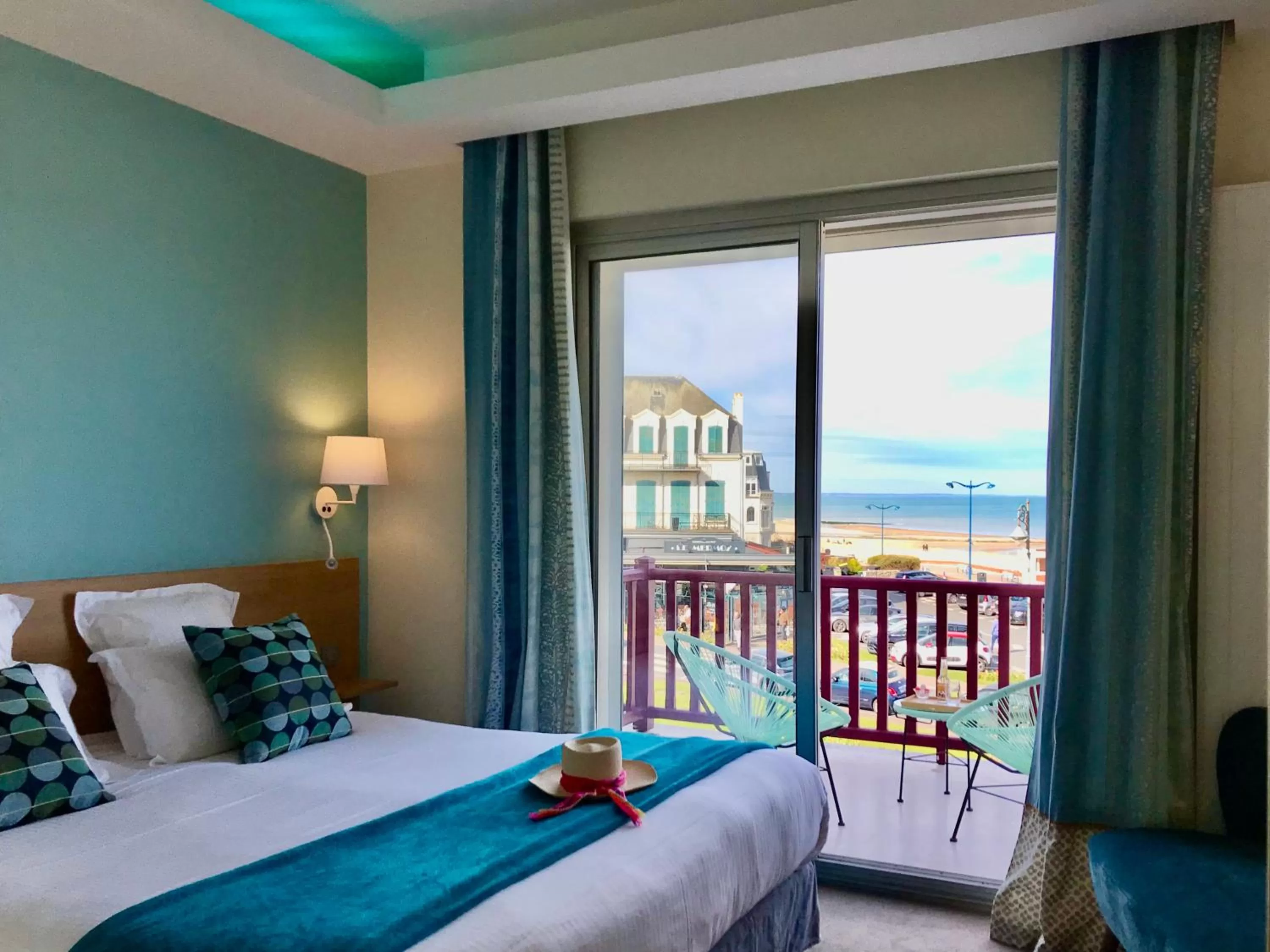 Balcony/Terrace, Bed in Hôtel Outre-Mer - Villa Le Couchant