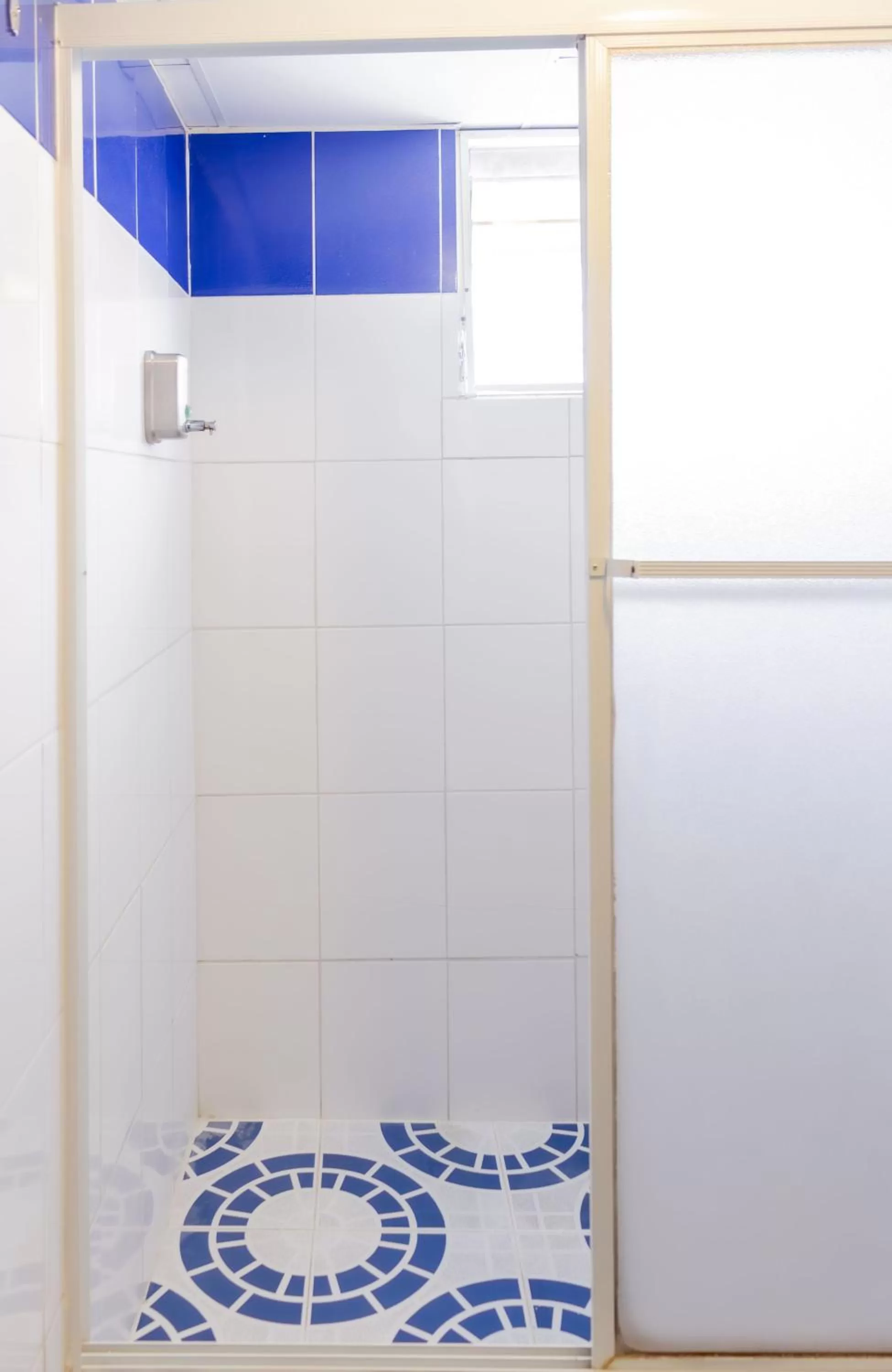 Shower in Hostal Antares